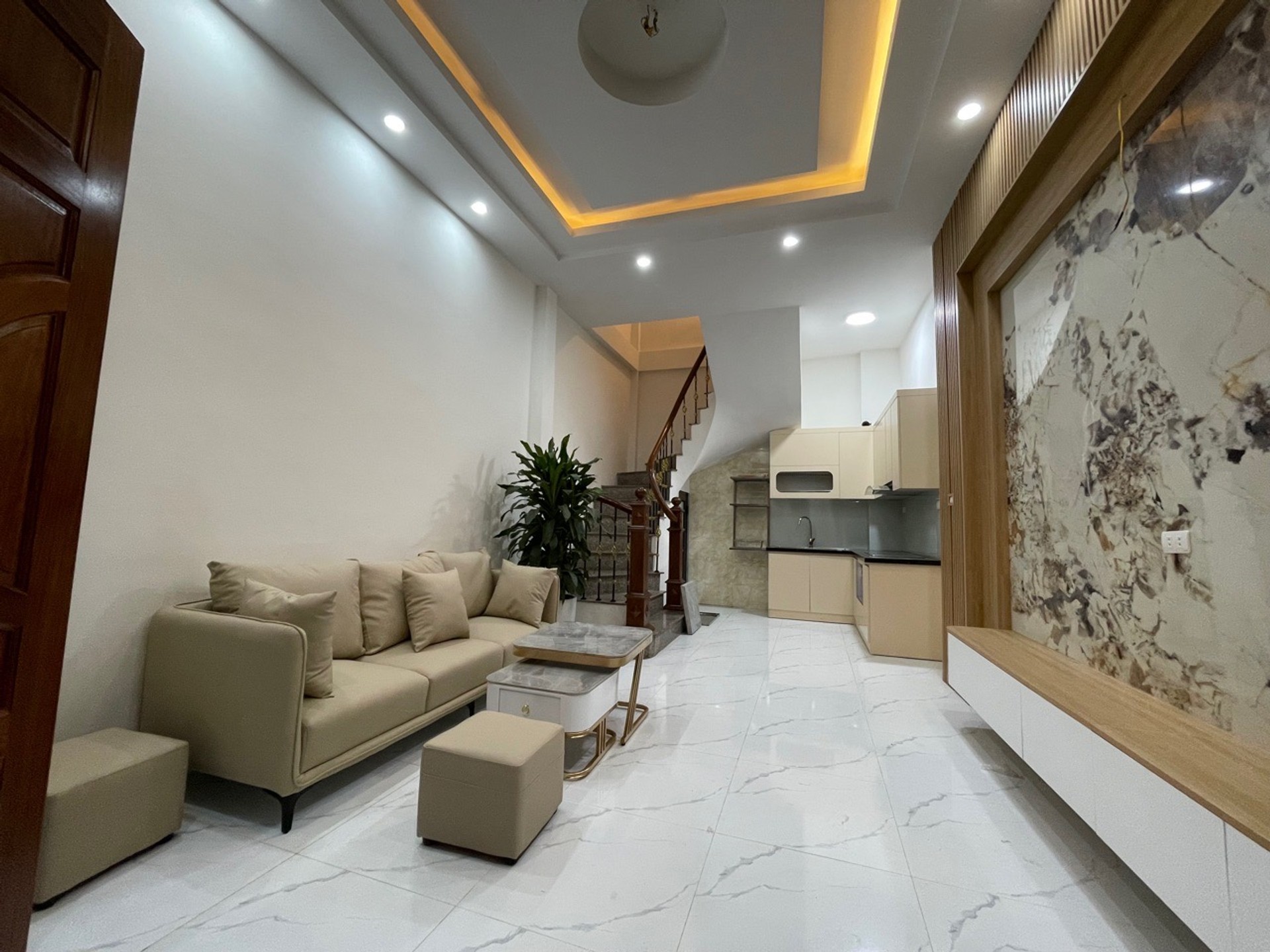 Bán nhà Hoàng Mai - diện tích 33m2 6 tầng - Nhà đẹp hiếm có - giá 8,4 tỷ