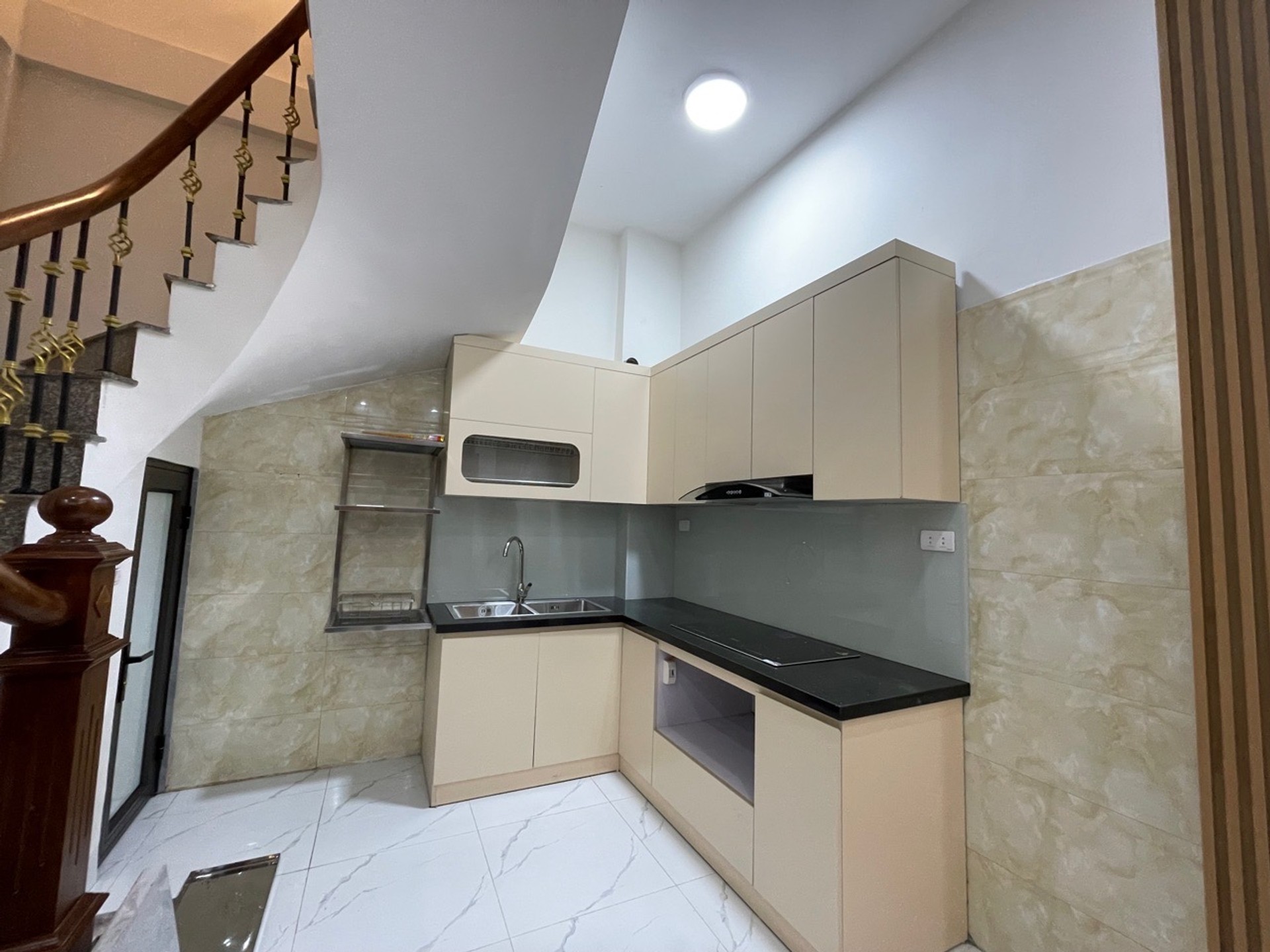 Bán nhà Hoàng Mai - diện tích 33m2 6 tầng - Nhà đẹp hiếm có - giá 8,4 tỷ