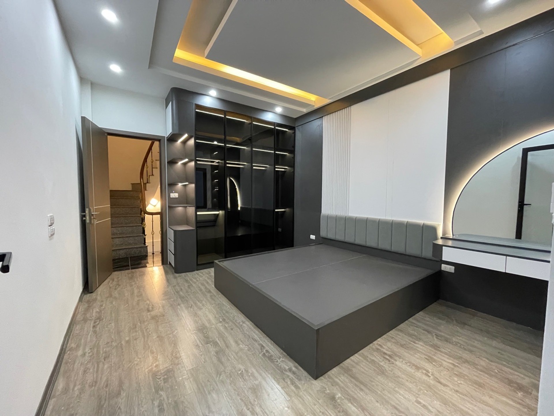 Bán nhà Hoàng Mai - diện tích 33m2 6 tầng - Nhà đẹp hiếm có - giá 8,4 tỷ