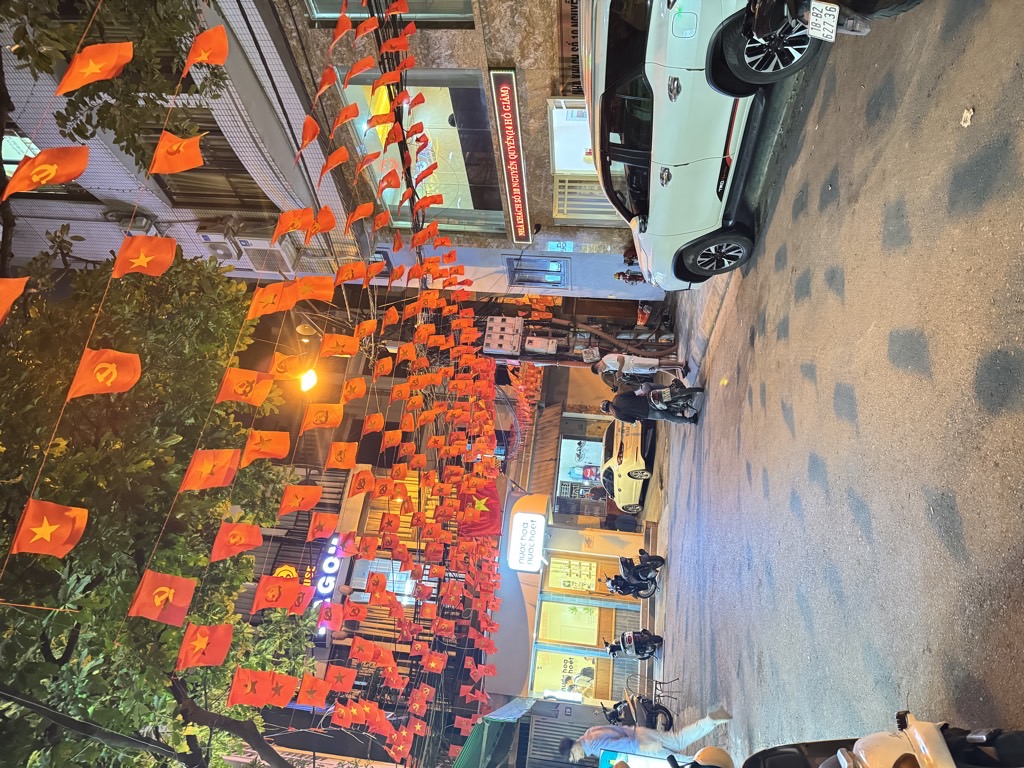 Bán nhà Hồ Giám - diện tích 84m2 2 tầng - Ô tô tránh - giá 43 tỷ