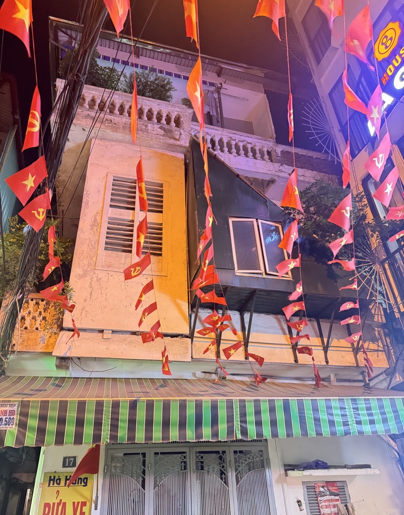 Bán nhà Hồ Giám - diện tích 84m2 2 tầng - Ô tô tránh - giá 43 tỷ