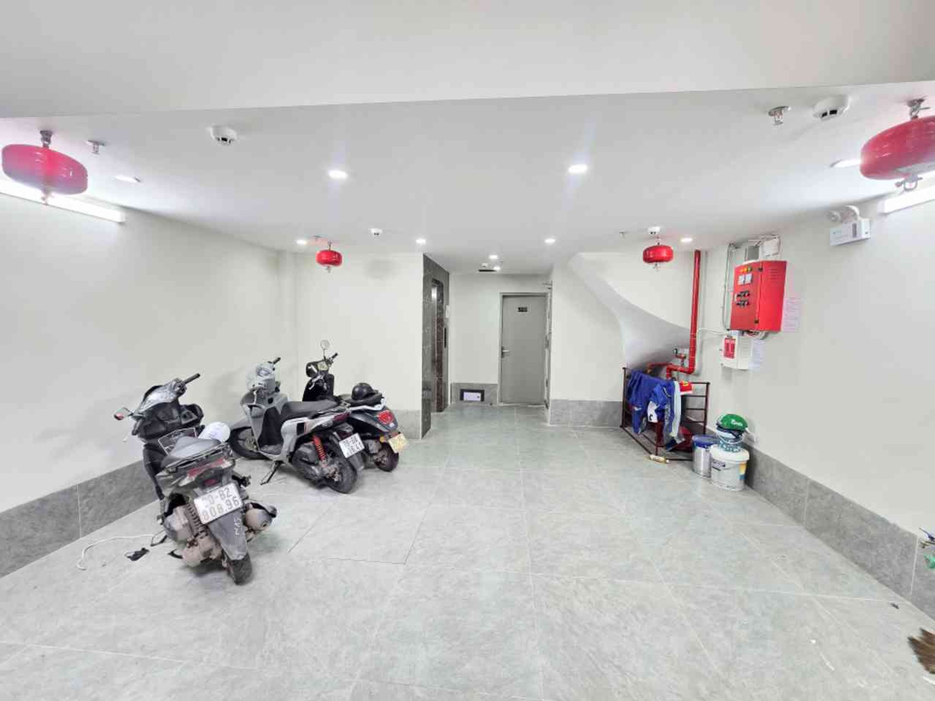 Bán nhà Nguyễn Chính - diện tích 67m2 7 tầng - Ô tô cách 1 nhà - giá 17,9 tỷ