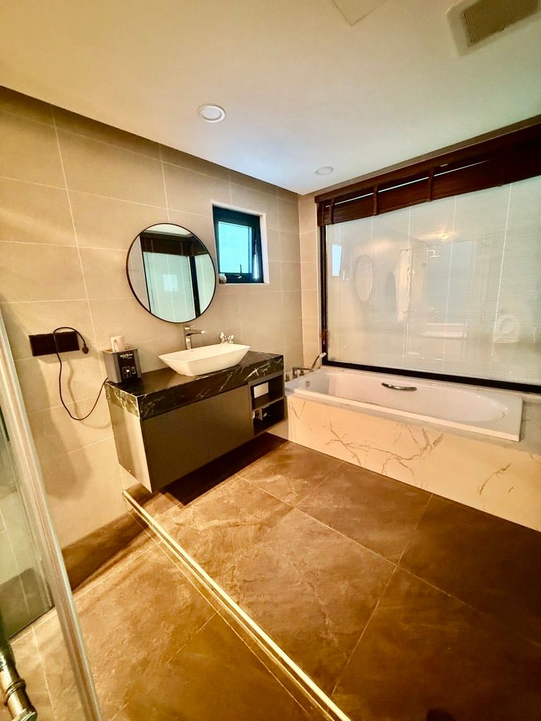 Bán nhà Âu Cơ - diện tích 110m2 7 tầng - Mặt phố kinh doanh - giá 41 tỷ