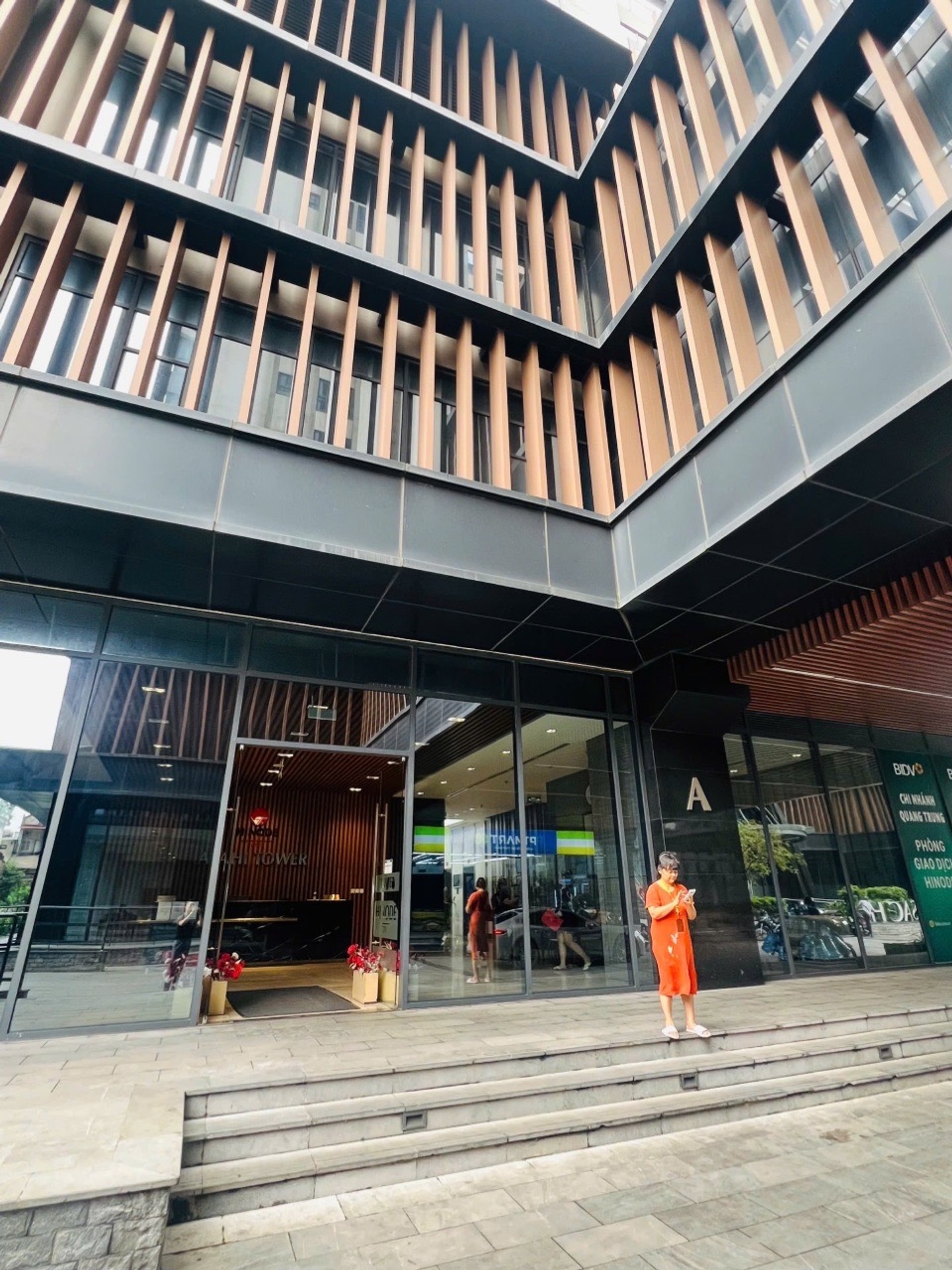 Bán nhà Minh Khai - diện tích 105m2 1 tầng - Căn góc, chung cư cao cấp - giá 15,65 tỷ