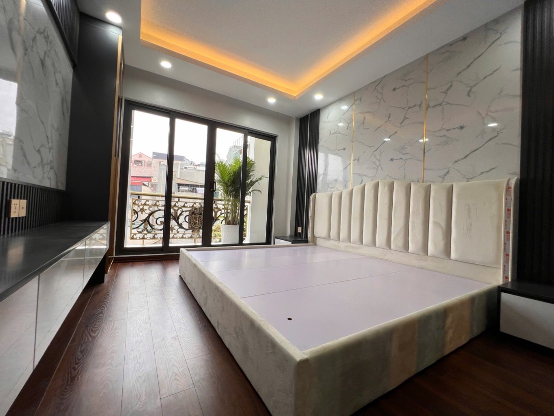 Bán nhà Giải Phóng - diện tích 85m2 6 tầng - Ô TÔ VÀO NHÀ - giá 27,8 tỷ