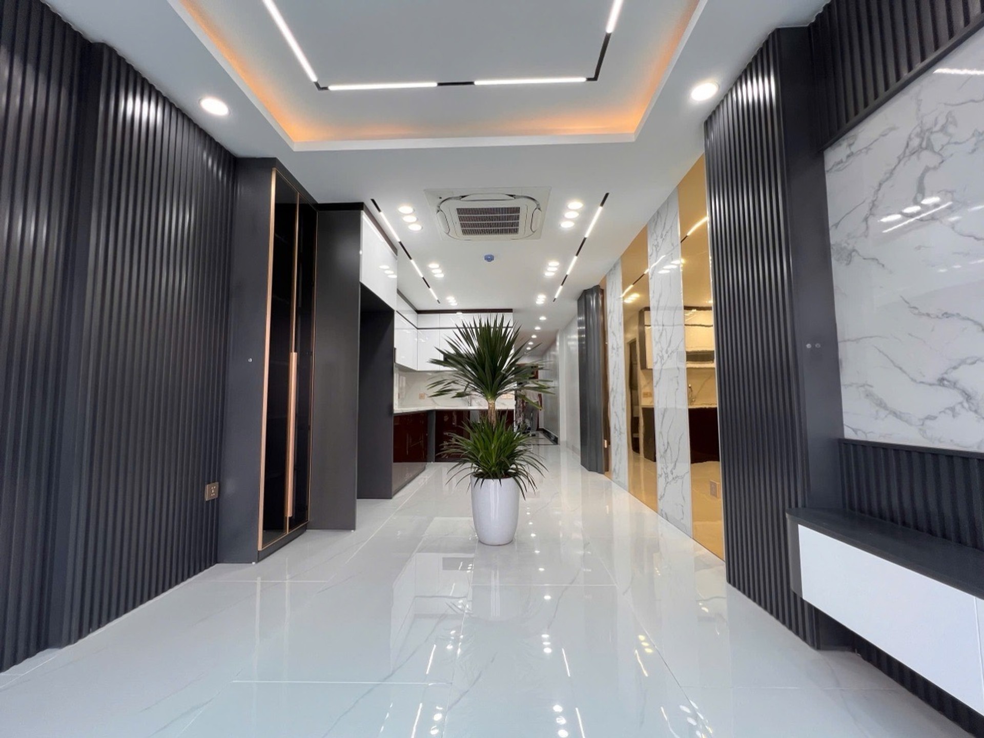 Bán nhà Giải Phóng - diện tích 85m2 6 tầng - Ô TÔ VÀO NHÀ - giá 27,8 tỷ