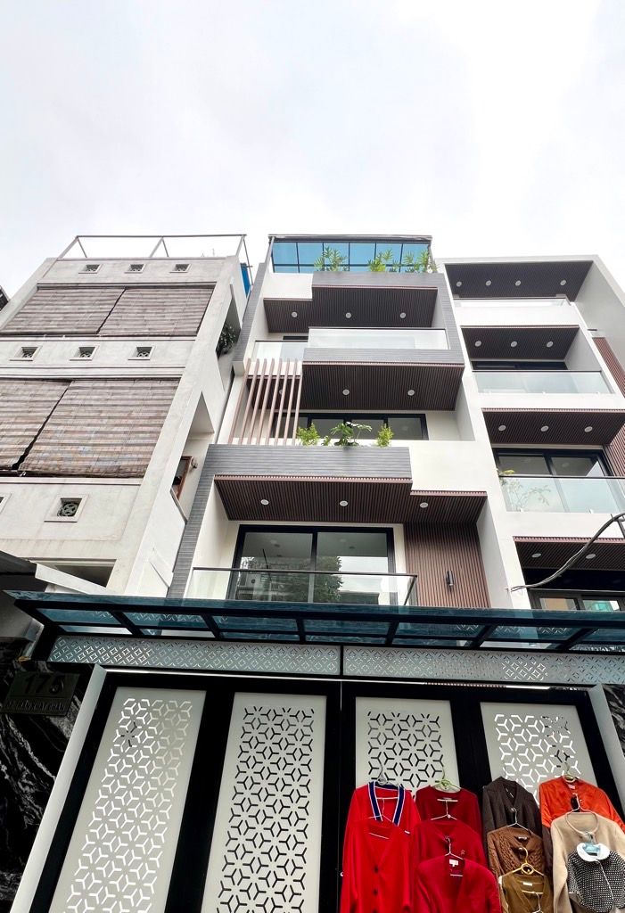 Bán nhà Đê Trần Khát Chân - diện tích 78m2 5 tầng - Gara ô tô, thang máy - giá 28,5 tỷ