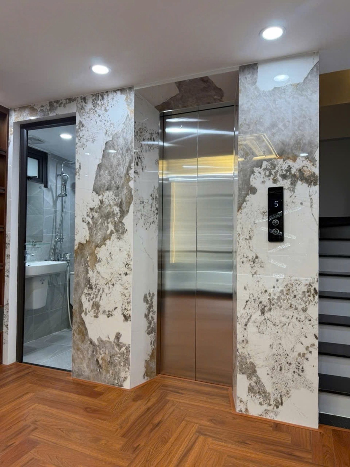 Bán nhà Bạch Mai - diện tích 39m2 6 tầng - Lô góc cực thoáng - giá 13,9 tỷ