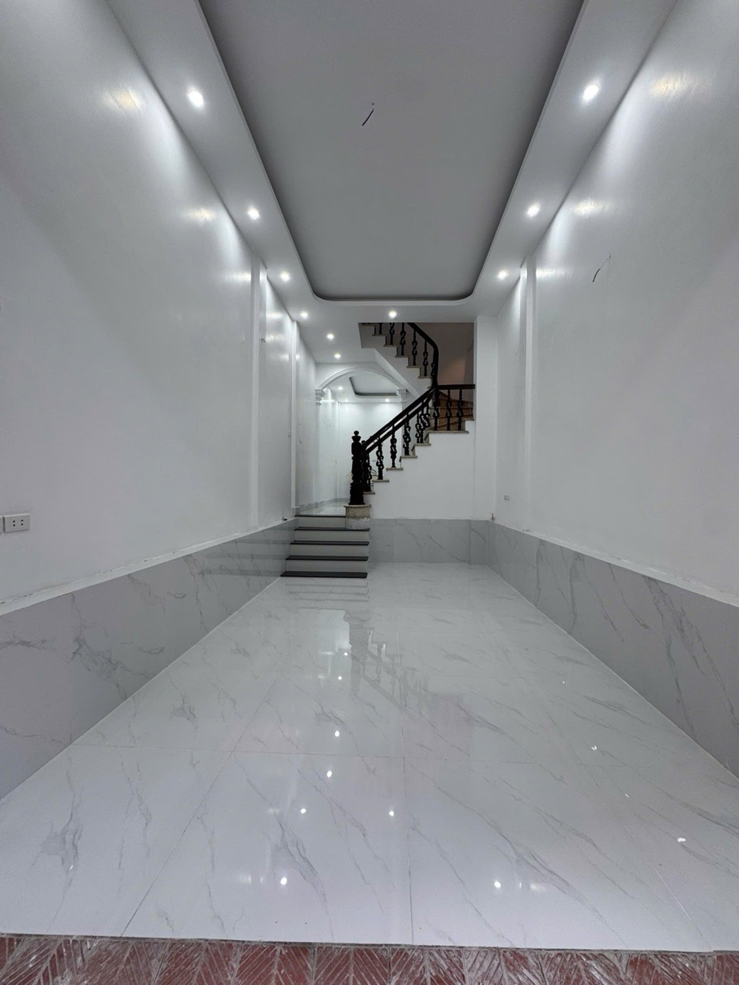 Bán nhà Hoàng Mai - diện tích 45m2 4 tầng - Ô tô đỗ trong nhà - giá 12 tỷ