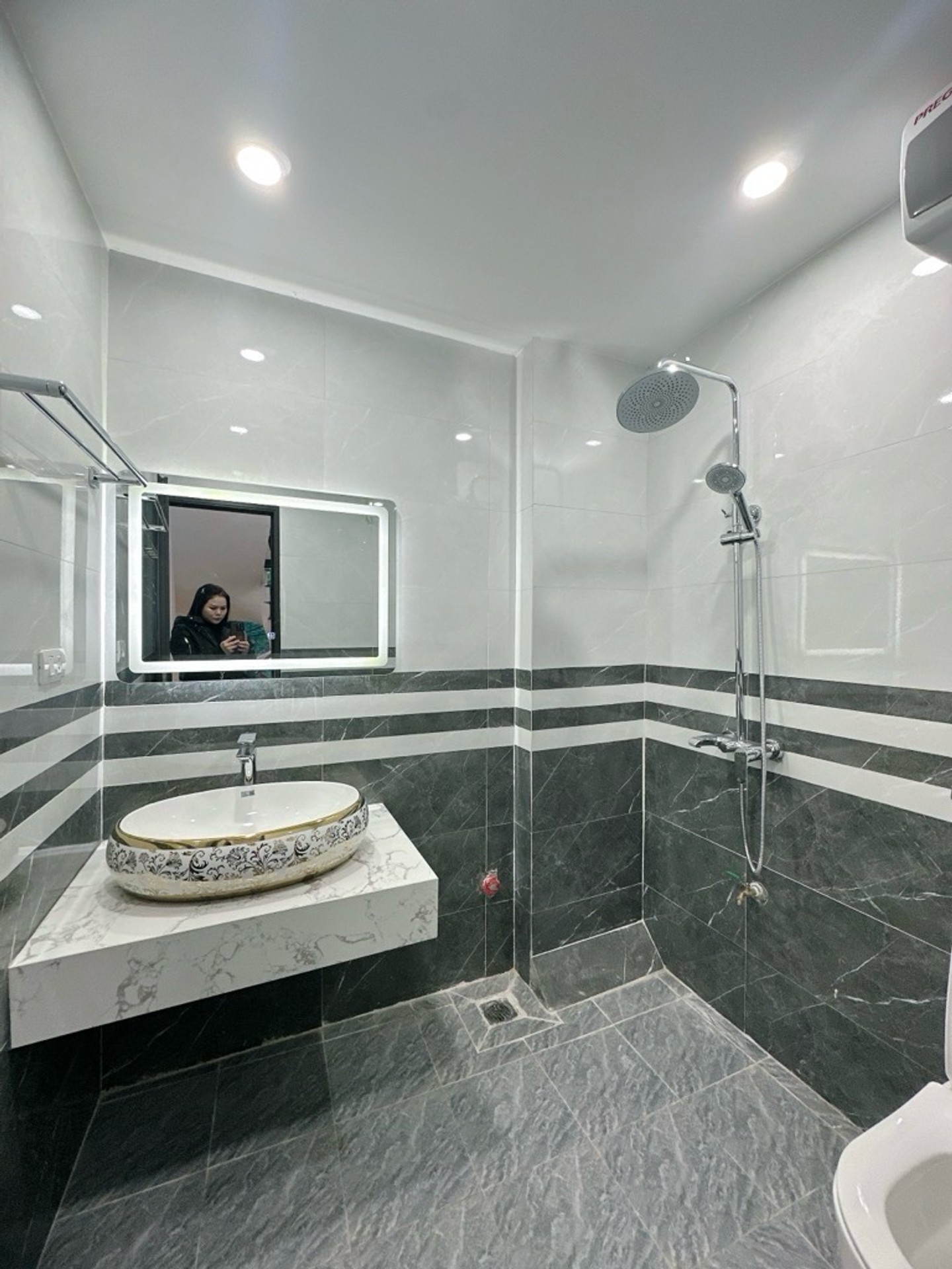 Bán nhà Kim Ngưu - diện tích 34m2 5 tầng - Ô tô tránh - giá 10,5 tỷ