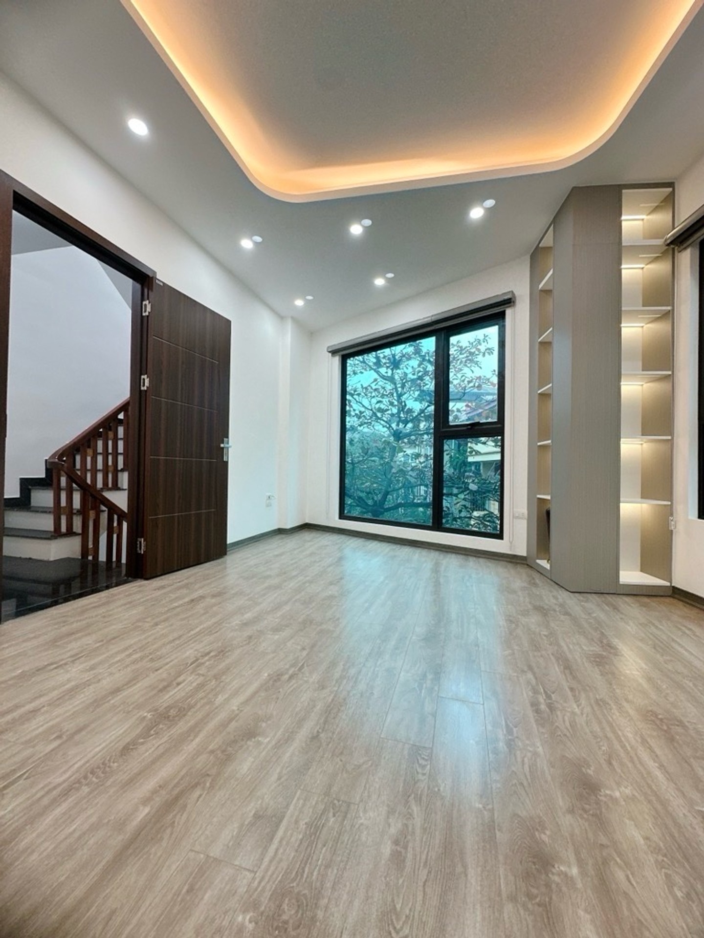 Bán nhà Kim Ngưu - diện tích 34m2 5 tầng - Ô tô tránh - giá 10,5 tỷ