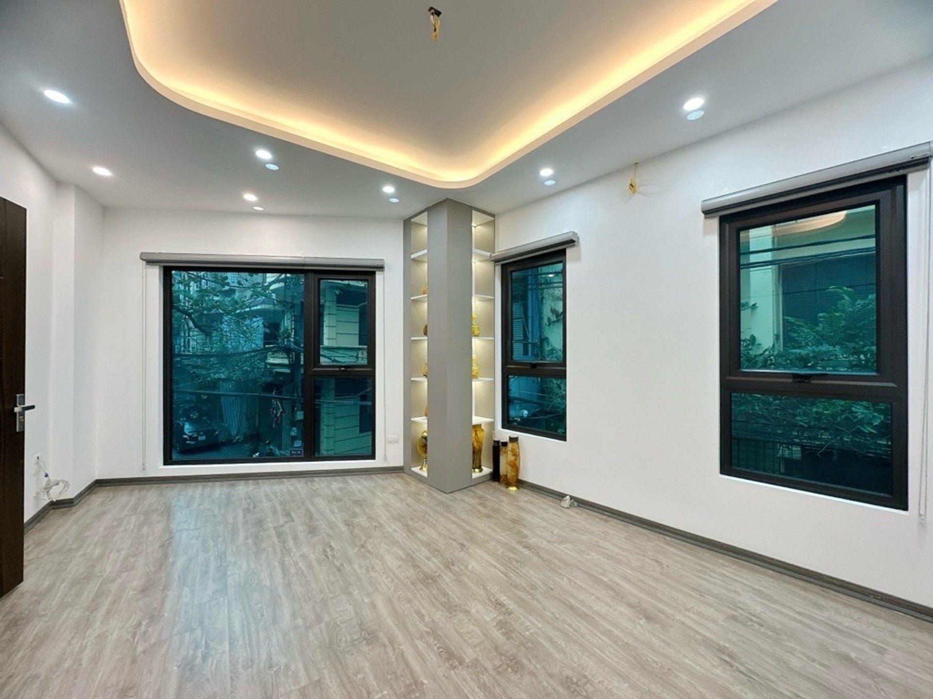Bán nhà Kim Ngưu - diện tích 34m2 5 tầng - Ô tô tránh - giá 10,5 tỷ