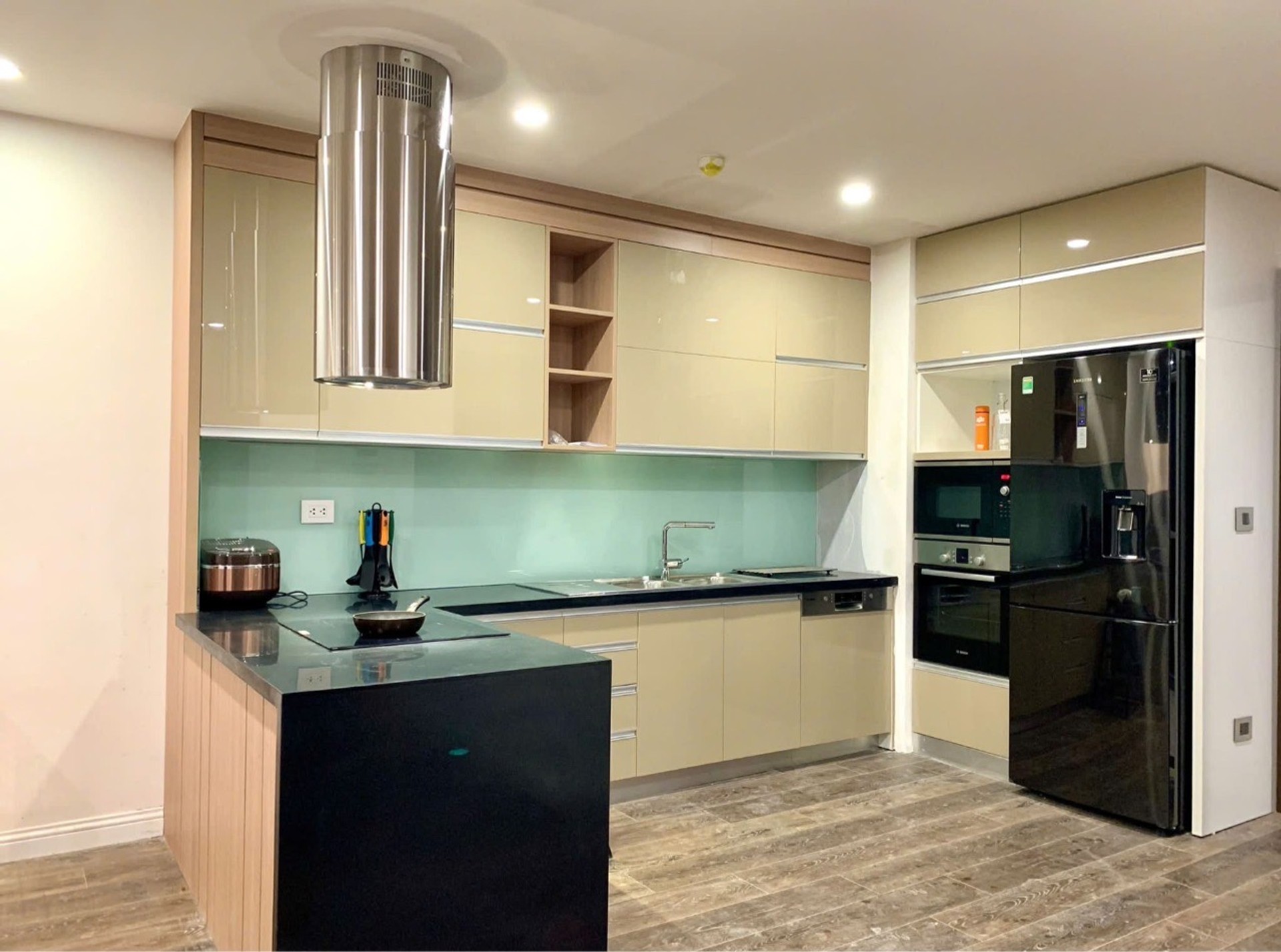 Bán nhà Lê Đại Hành - diện tích 95m2 17 tầng - Lô góc, view Vincom Bà Triệu - giá 21,8 tỷ