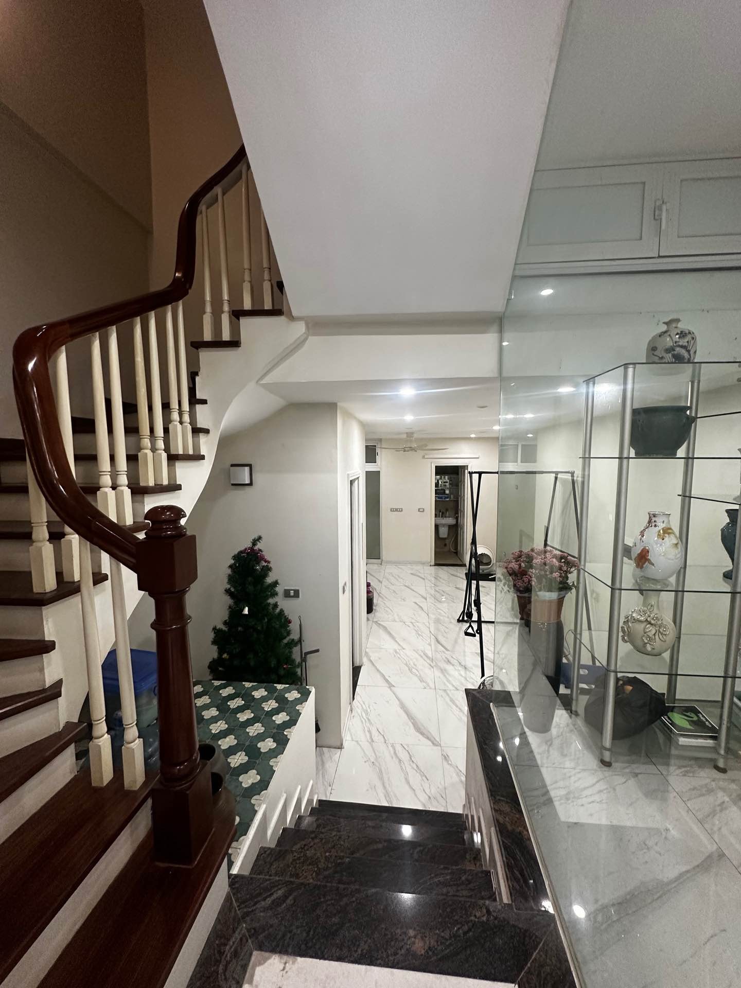 Bán nhà Kim Đồng - diện tích 56.3m2 6 tầng - ô tô vào nhà - giá 26 tỷ