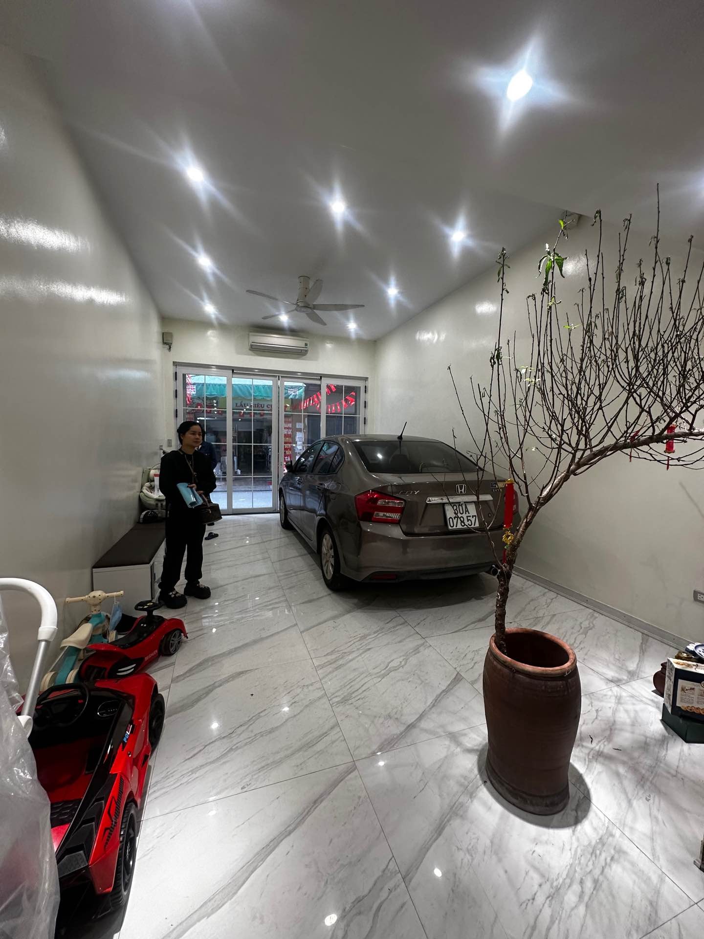 Bán nhà Kim Đồng - diện tích 56.3m2 6 tầng - ô tô vào nhà - giá 26 tỷ