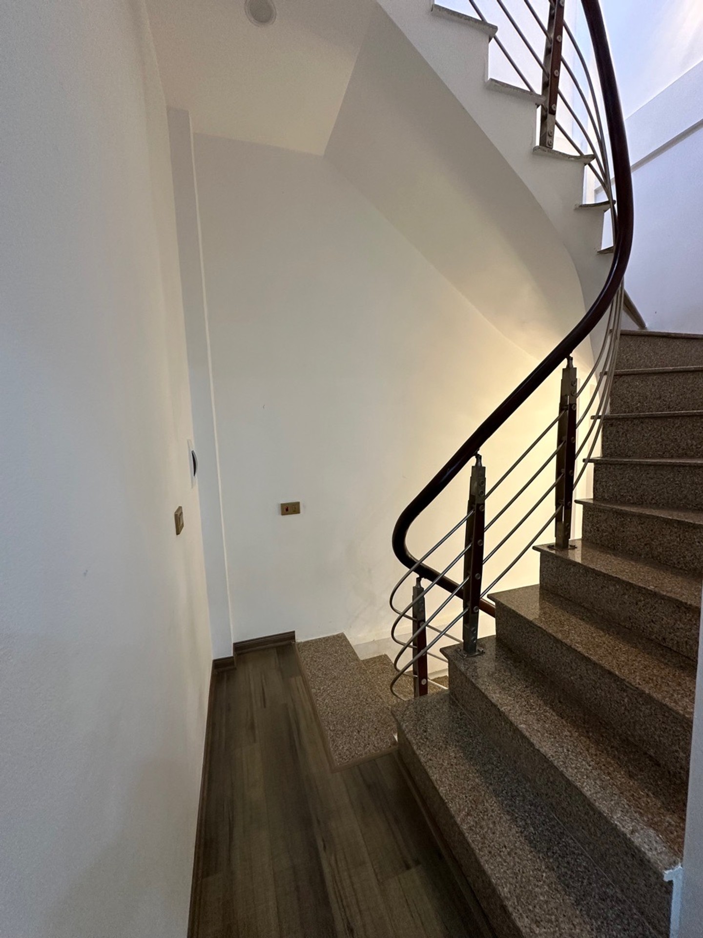 Bán nhà Hoàng Văn Thái - diện tích 30m2 6 tầng - nhà đẹp hiếm có - giá 12,8 tỷ