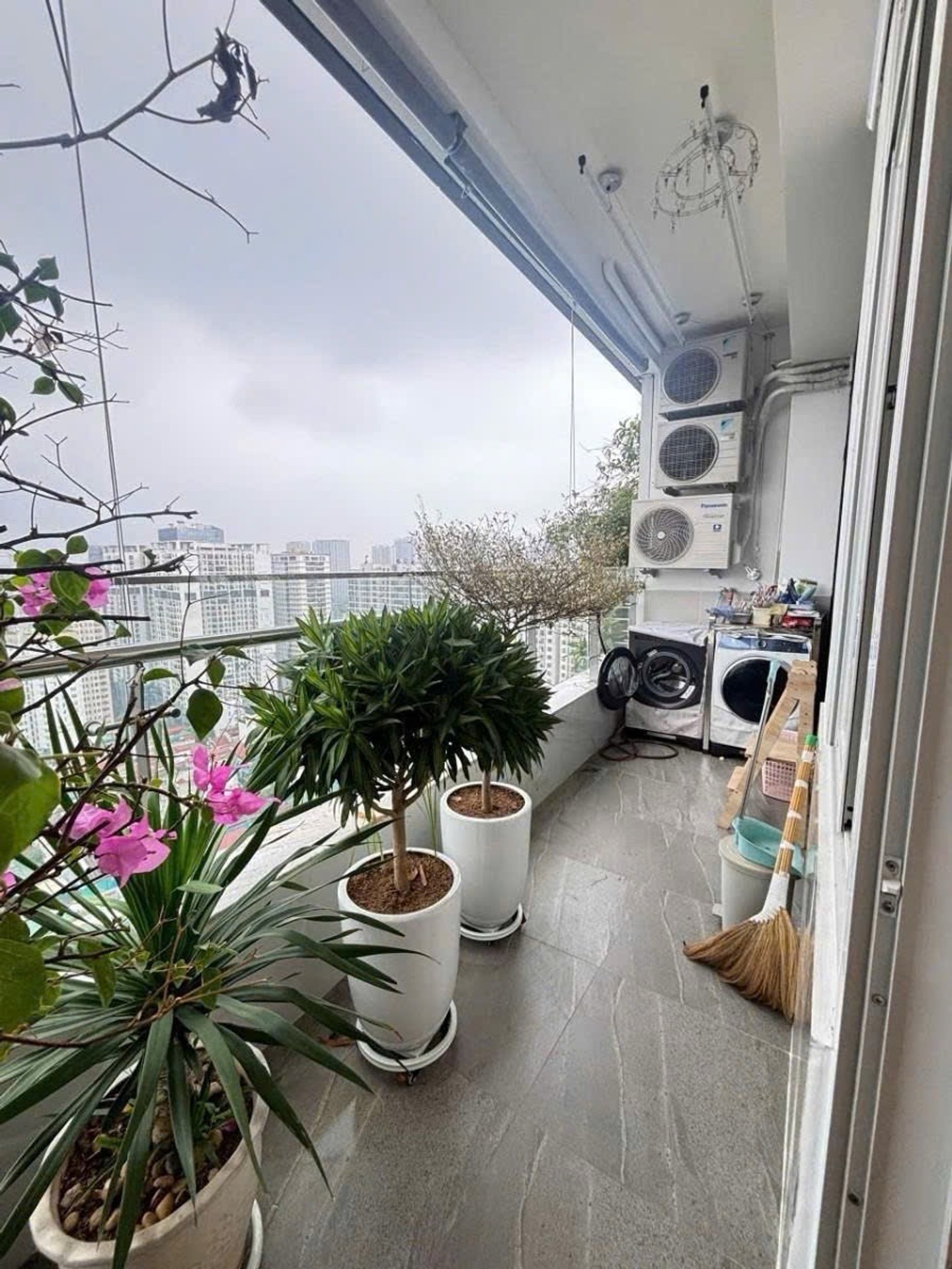 Bán nhà Nguỵ Như Kon Tum - diện tích 96m2 23 tầng - Nhà có ban công siêu rộng, ánh sáng tự nhiên tràn ngập - giá 9,2 tỷ