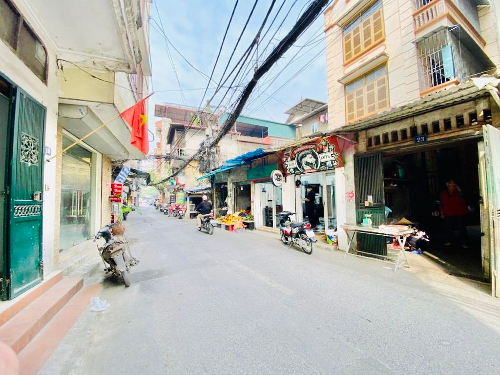 Bán nhà Giáp Bát - diện tích 180m2 4 tầng - Mặt phố kinh doanh sầm uất - giá 62 tỷ