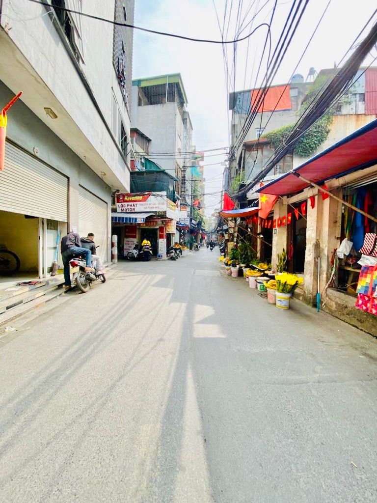 Bán nhà Giáp Bát - diện tích 180m2 4 tầng - Mặt phố kinh doanh sầm uất - giá 62 tỷ