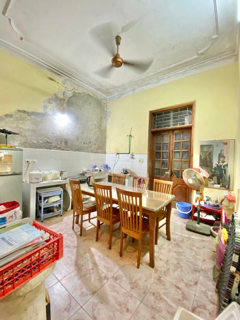 Bán nhà Giáp Bát - diện tích 180m2 4 tầng - Mặt phố kinh doanh sầm uất - giá 62 tỷ