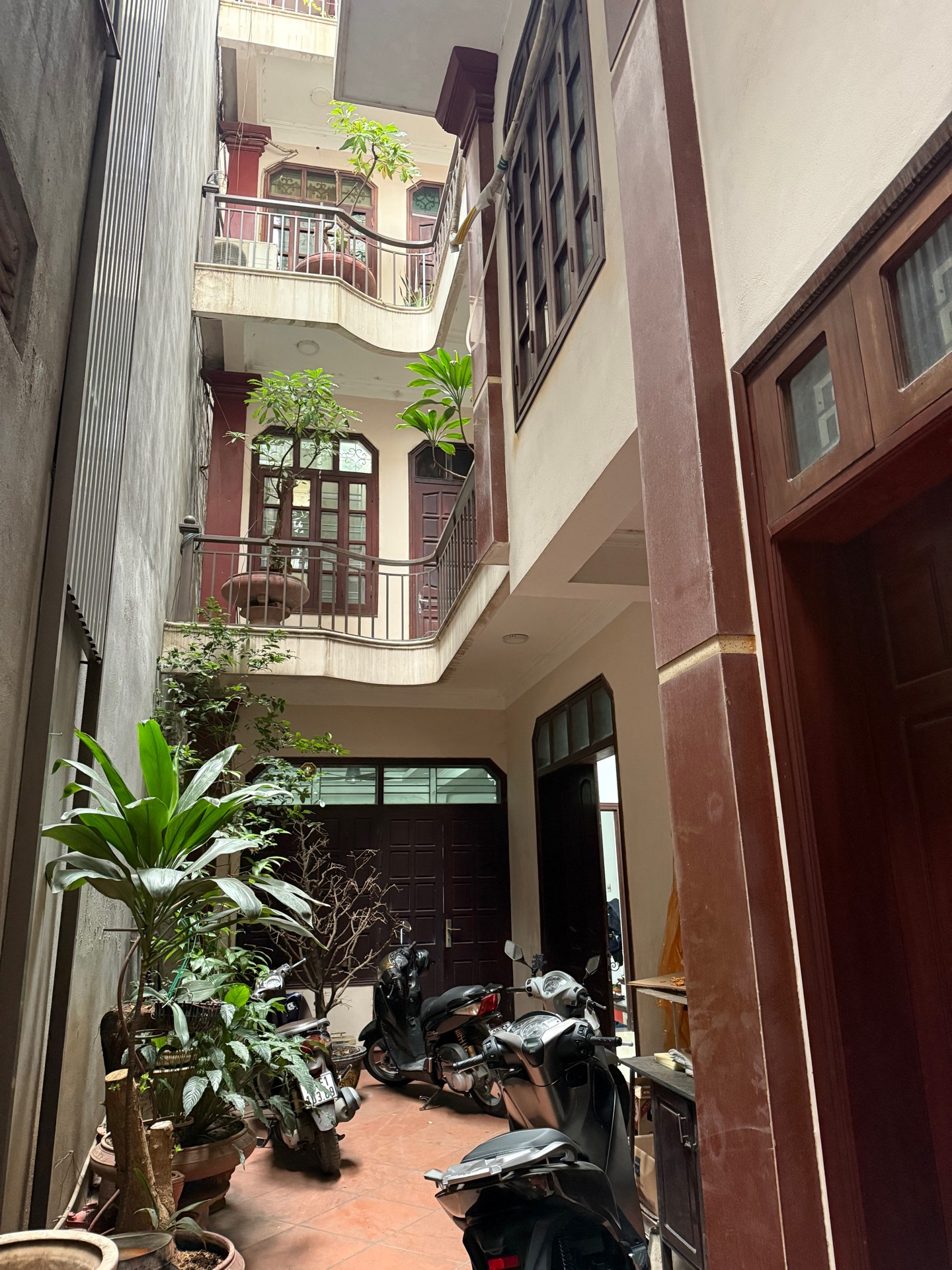 Bán nhà Nghi Tàm - diện tích 160m2 4 tầng - Lô góc 3 mặt thoáng - giá 61 tỷ