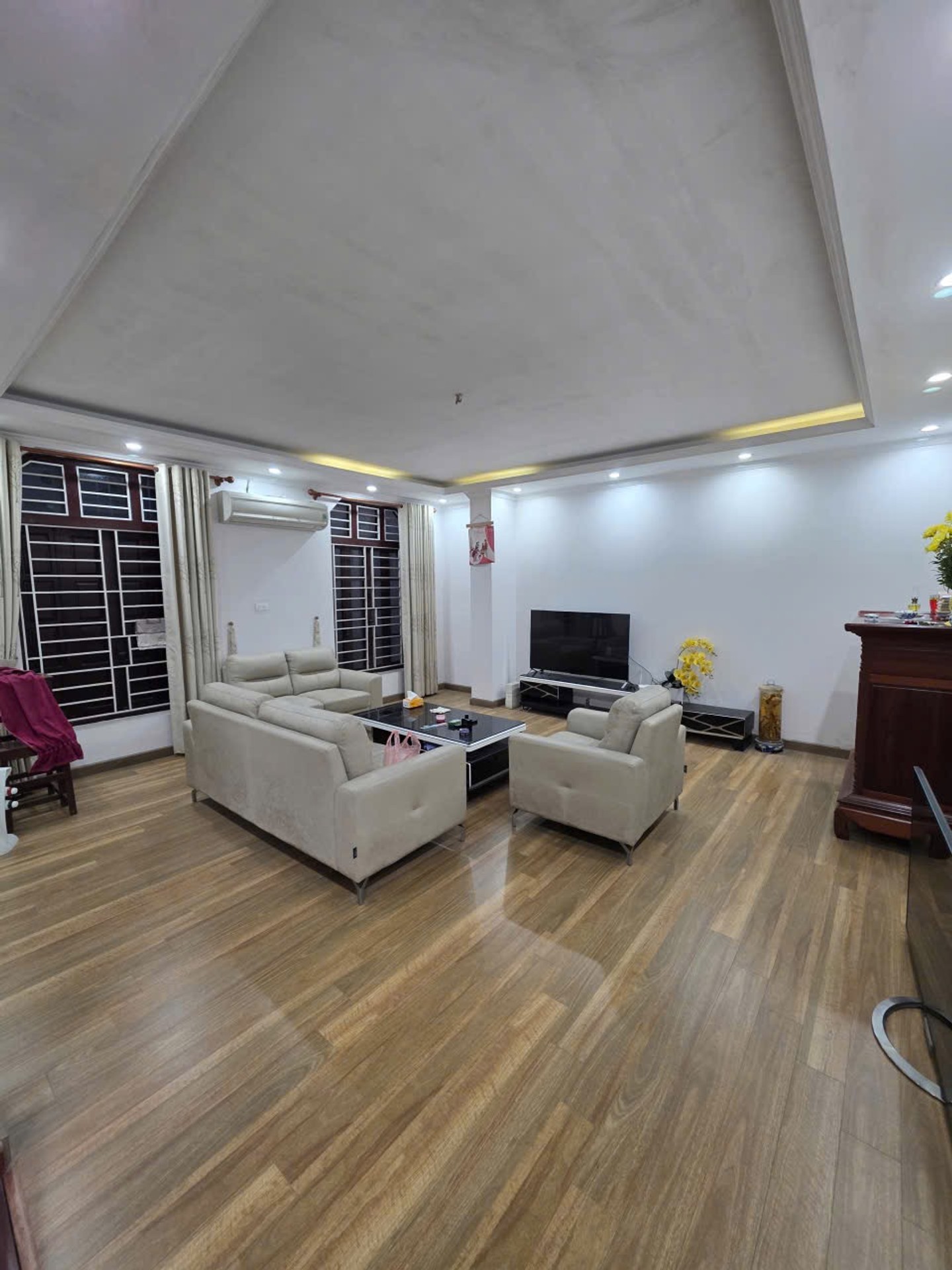 Bán nhà Nghi Tàm - diện tích 160m2 4 tầng - Lô góc 3 mặt thoáng - giá 61 tỷ