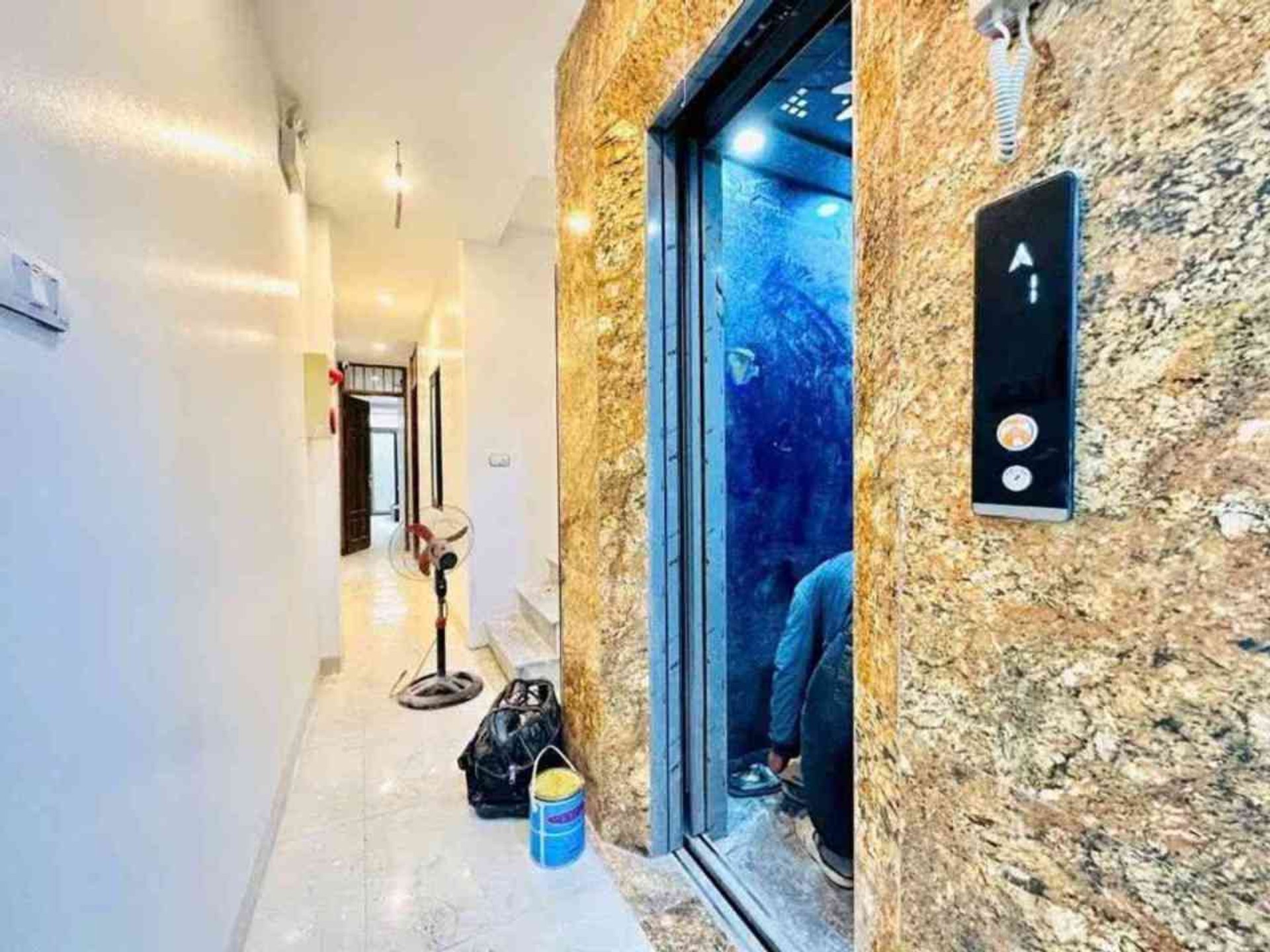 Bán nhà Phố 8/3 - diện tích 93m2 6 tầng - ô tô vào tận nhà - giá 25 tỷ