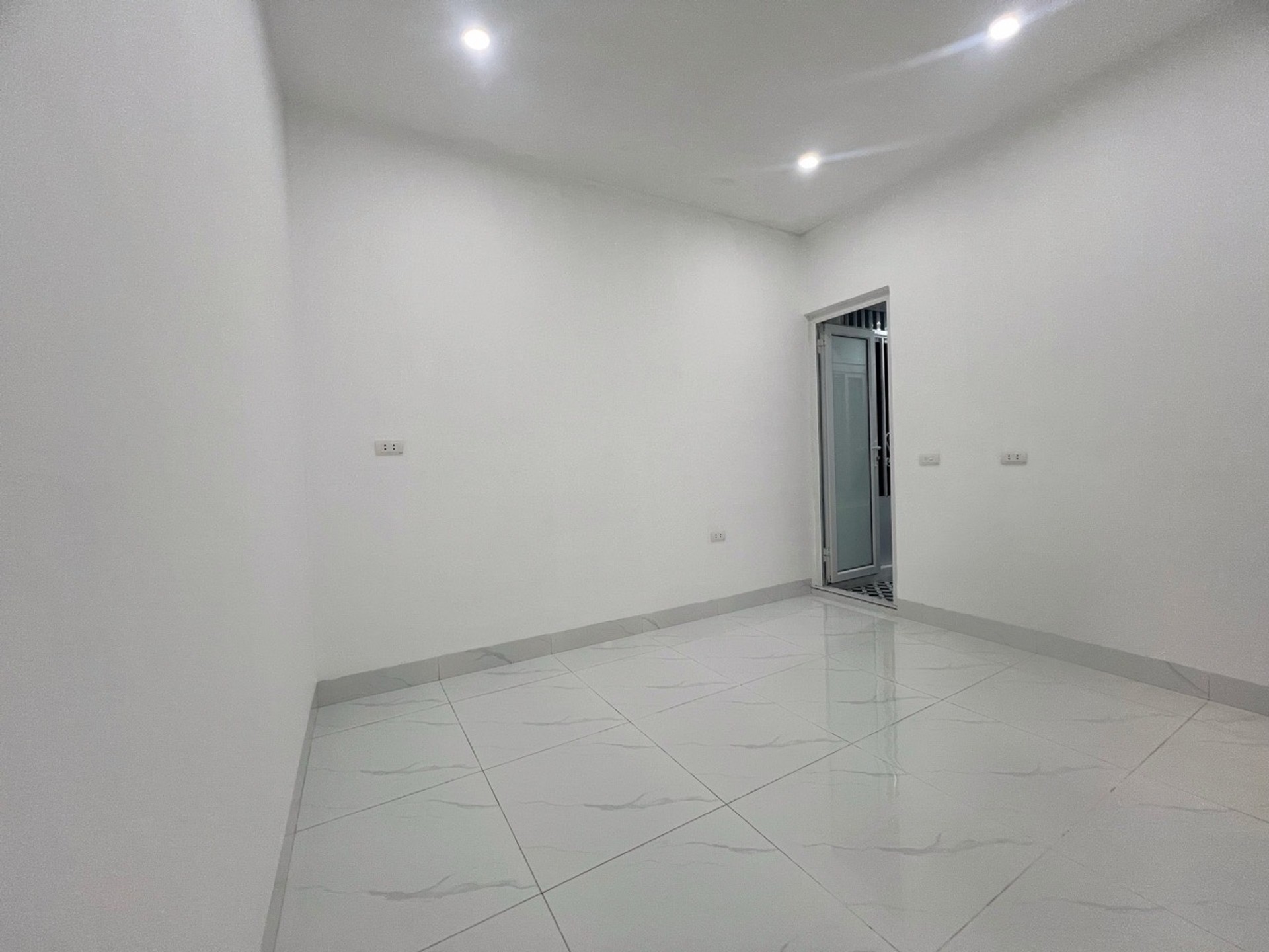 Bán nhà Mạc Thị Bưởi - diện tích 16m2 4 tầng - Ô tô đỗ cửa - giá Nhỉnh 4 tỷ