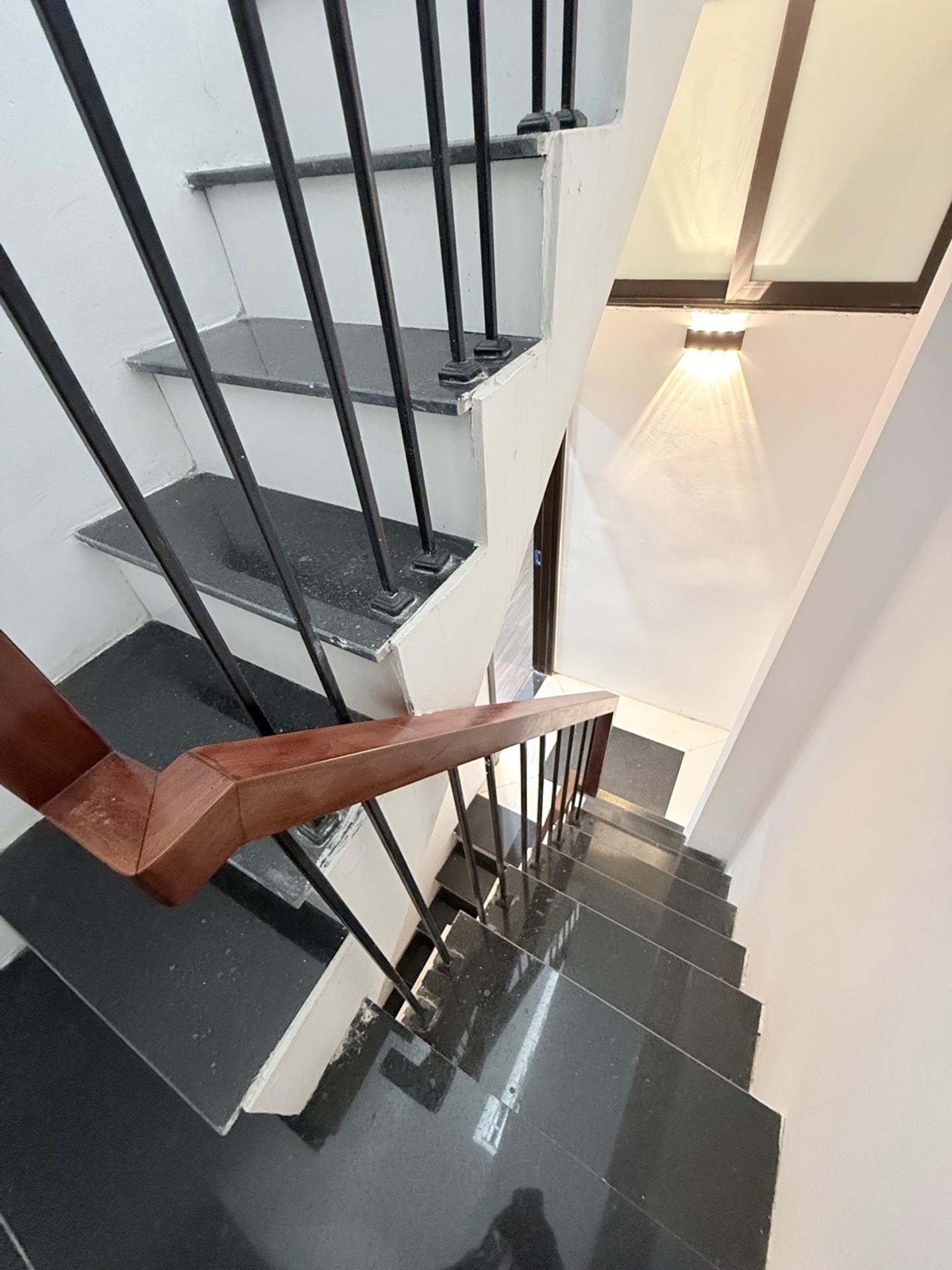 Bán nhà Bạch Mai - diện tích 17m2 5 tầng - Ô tô đỗ cổng - giá 5,68 tỷ