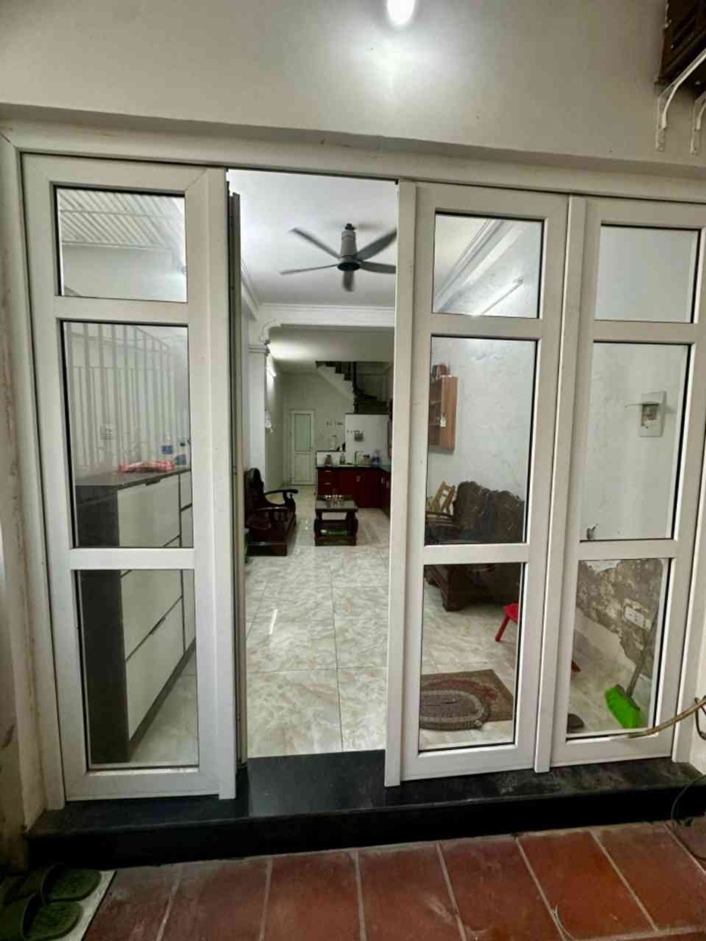 Bán nhà Tân Mai - diện tích 44m2 2 tầng - ô tô đỗ cửa - giá 4,9 tỷ