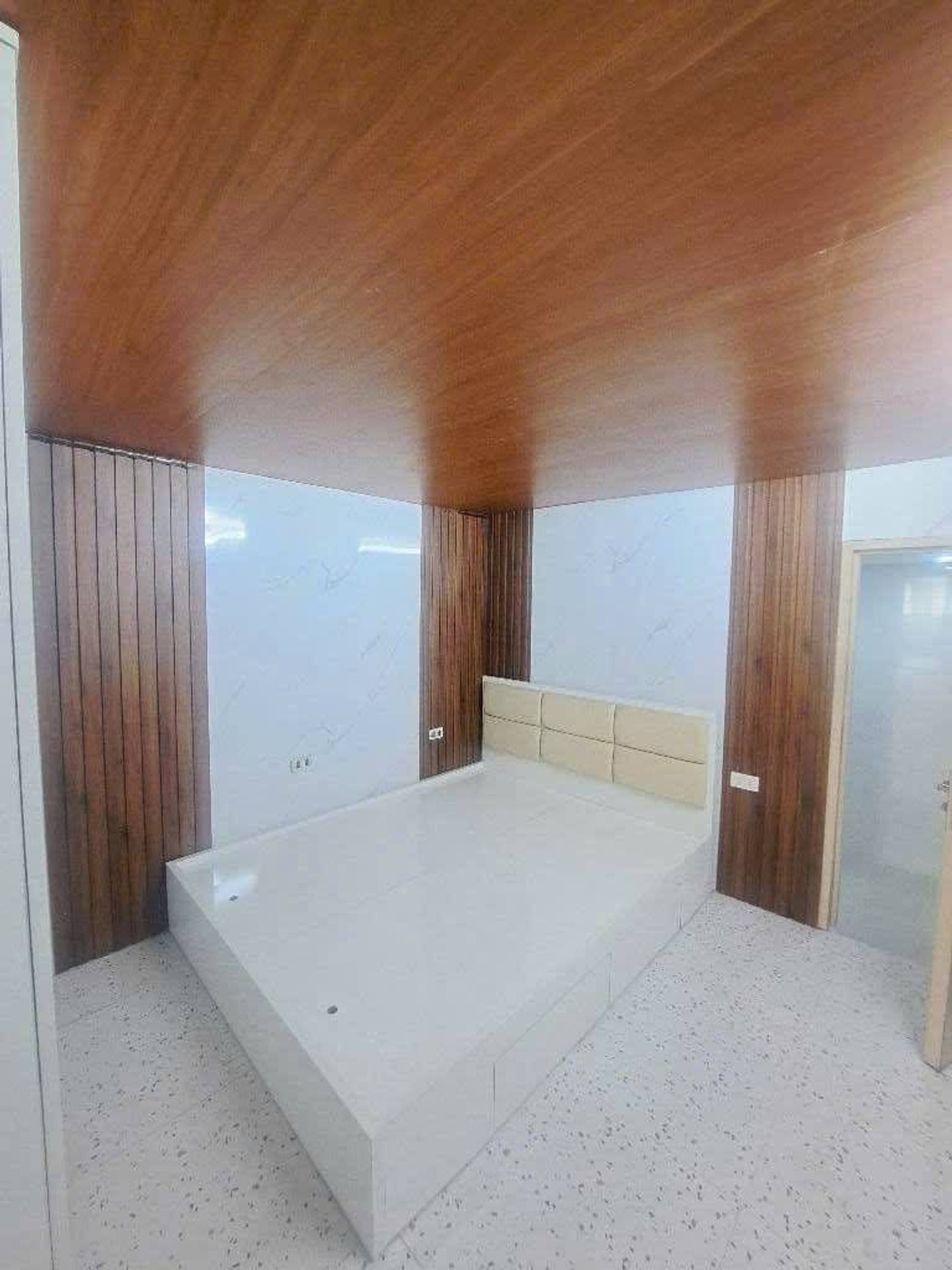 Bán nhà Tân Mai - diện tích 70m2 2 tầng - Ô TÔ ĐỖ CỬA - giá 3,65 tỷ