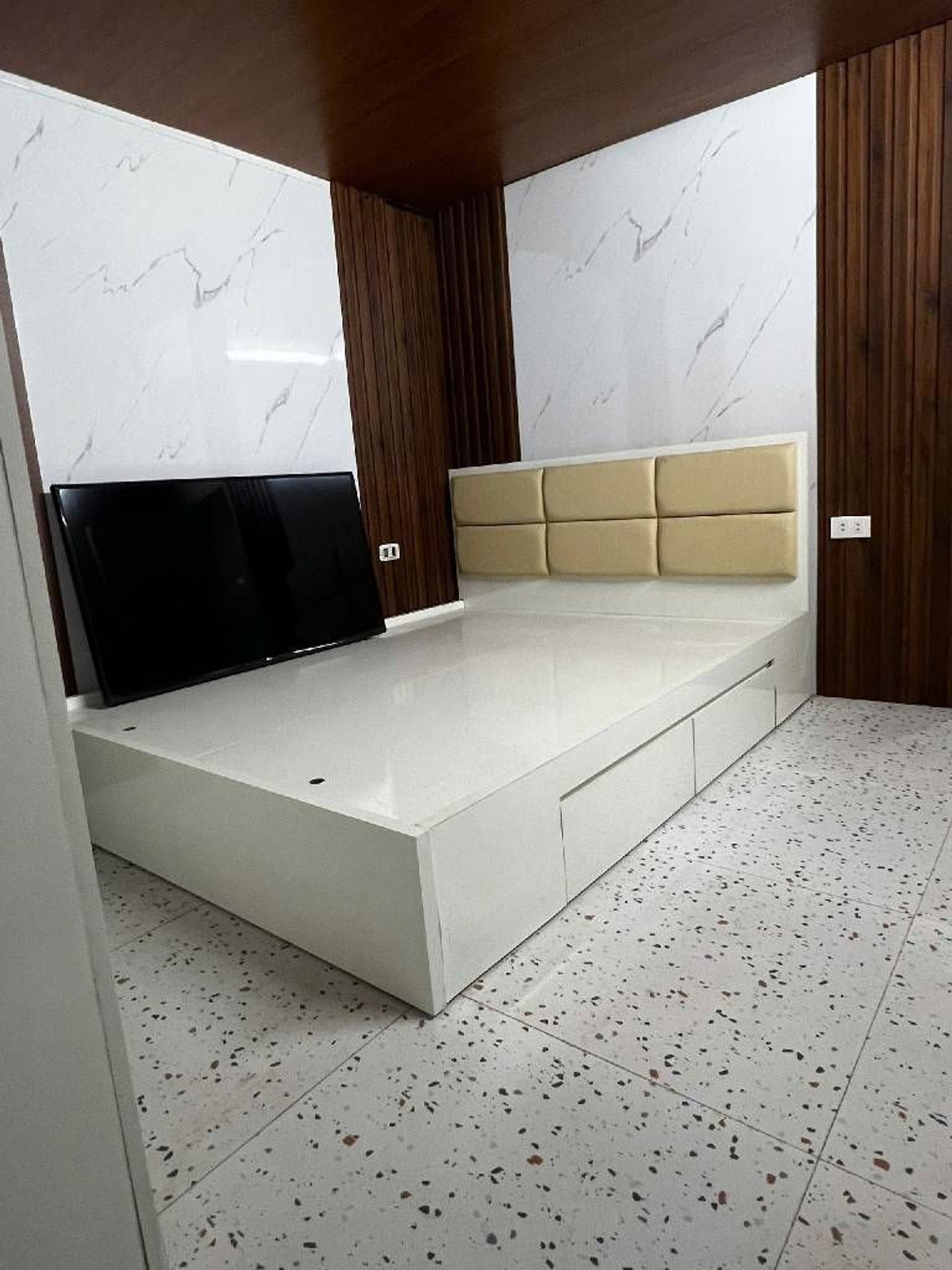 Bán nhà Tân Mai - diện tích 70m2 2 tầng - Ô TÔ ĐỖ CỬA - giá 3,65 tỷ