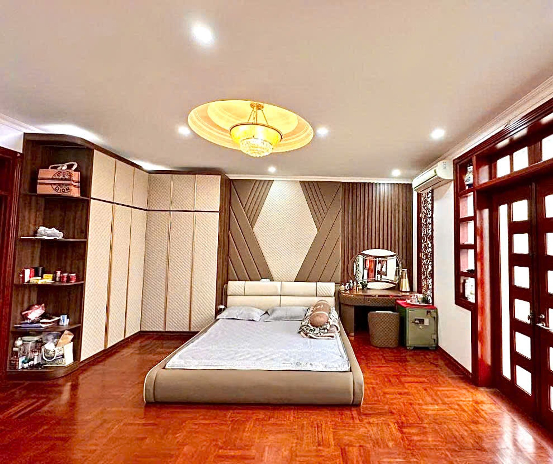 Bán nhà Thọ Lão - diện tích 56m2 7 tầng - Mặt phố khu vực trung tâm - giá 34,5 tỷ
