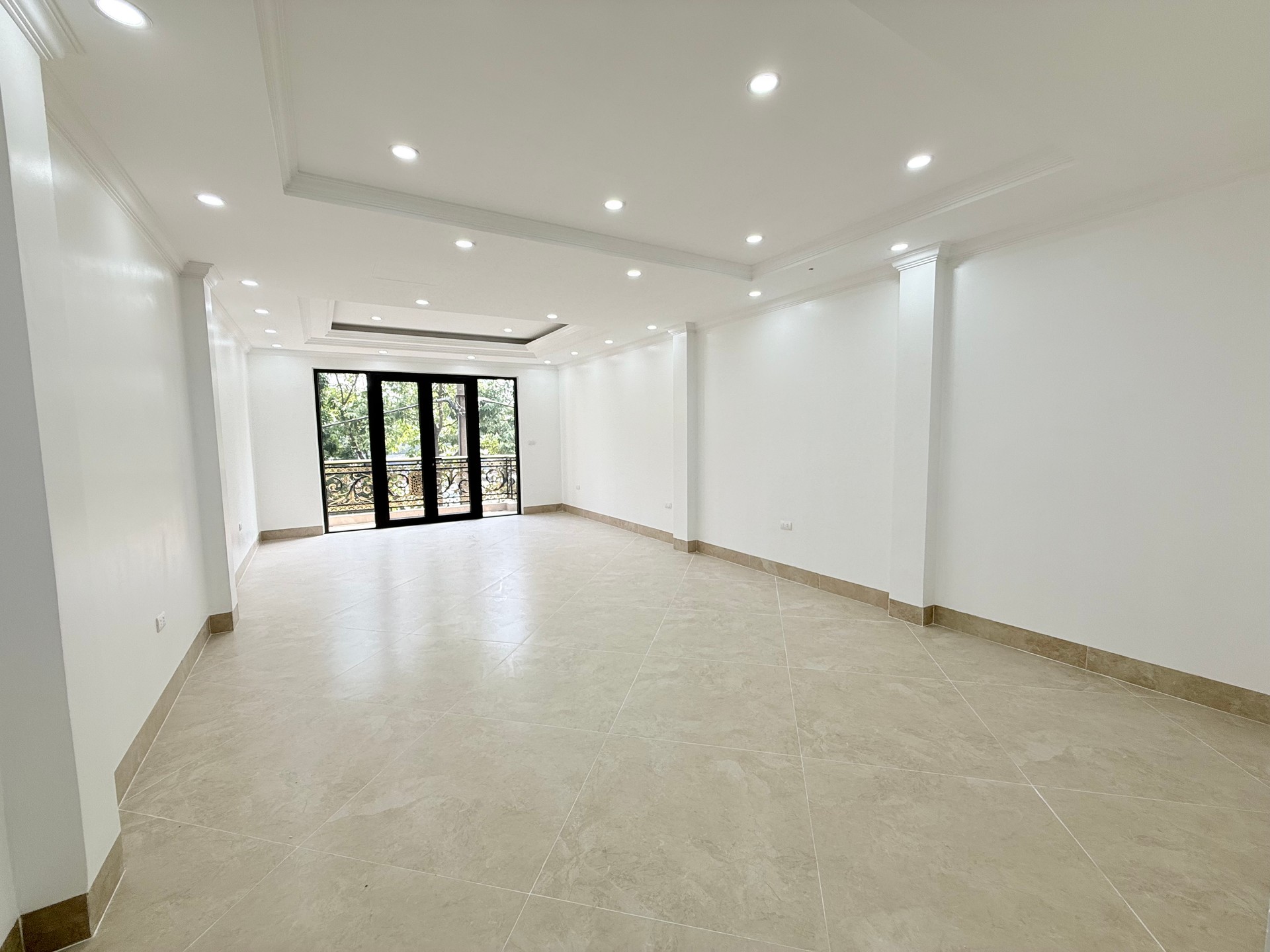 Bán nhà Đền Lừ 2 - diện tích 60m2 7 tầng - Ô tô đỗ tránh - giá 33,5 tỷ