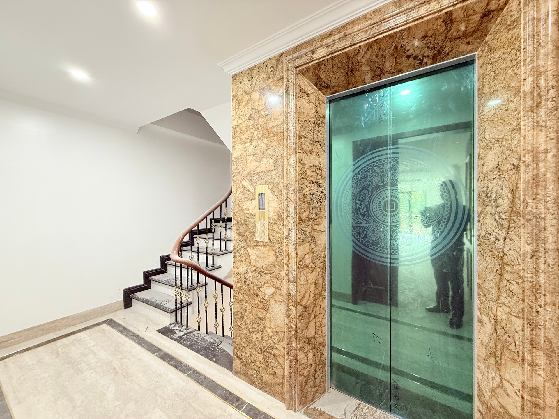 Bán nhà Đền Lừ 2 - diện tích 60m2 7 tầng - Ô tô đỗ tránh - giá 33,5 tỷ