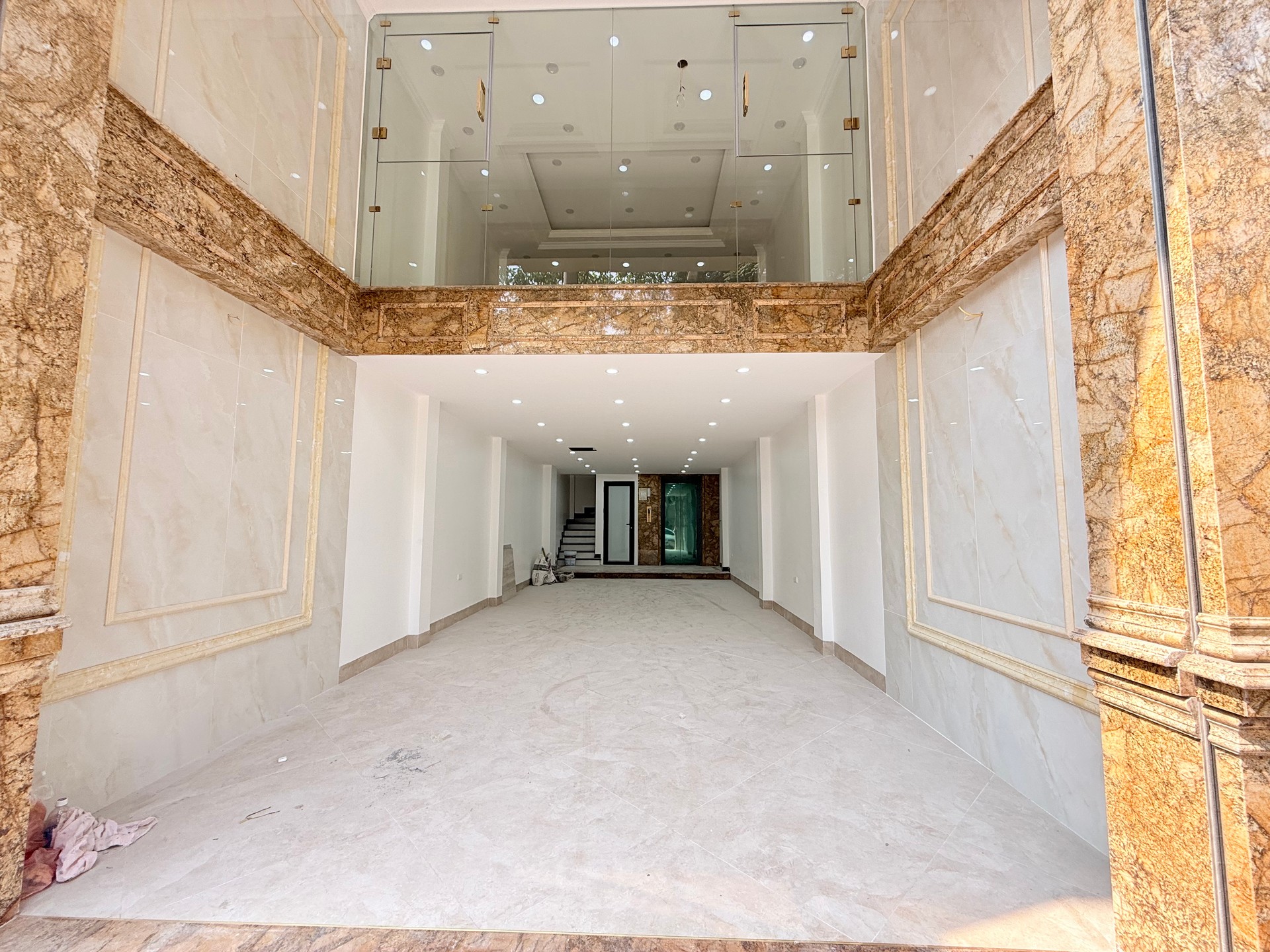 Bán nhà Đền Lừ 2 - diện tích 60m2 7 tầng - Ô tô đỗ tránh - giá 33,5 tỷ