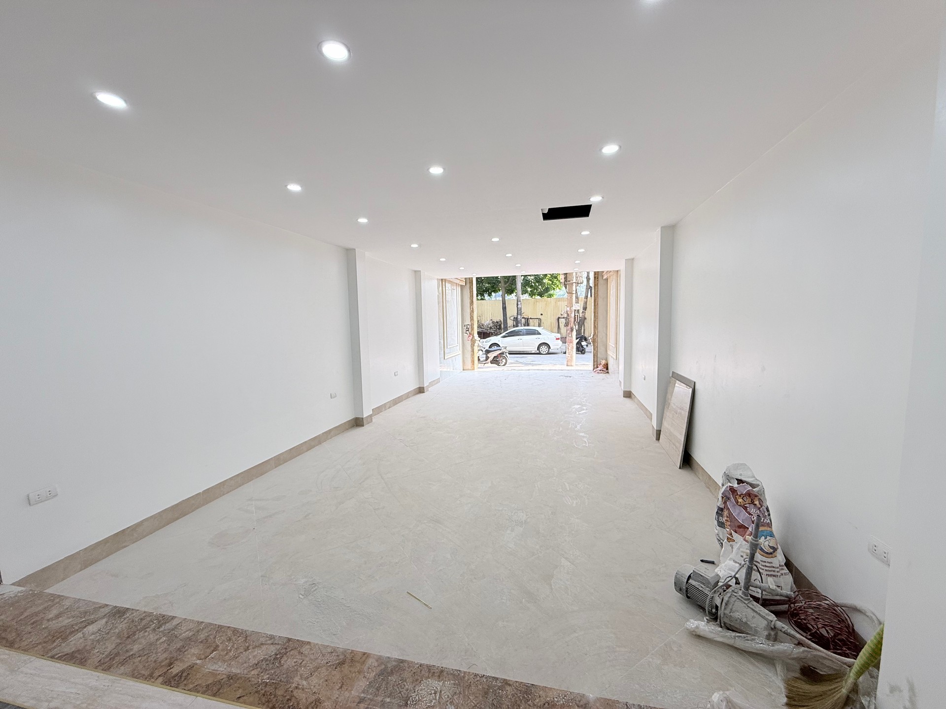 Bán nhà Đền Lừ 2 - diện tích 60m2 7 tầng - Ô tô đỗ tránh - giá 33,5 tỷ