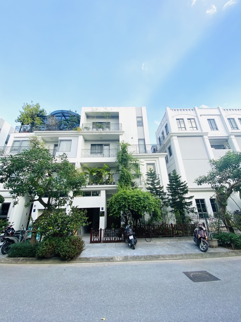 Bán nhà Nguyễn Xiển - diện tích 201.7m2 4 tầng - Villa đẳng cấp - giá 69.5 tỷ