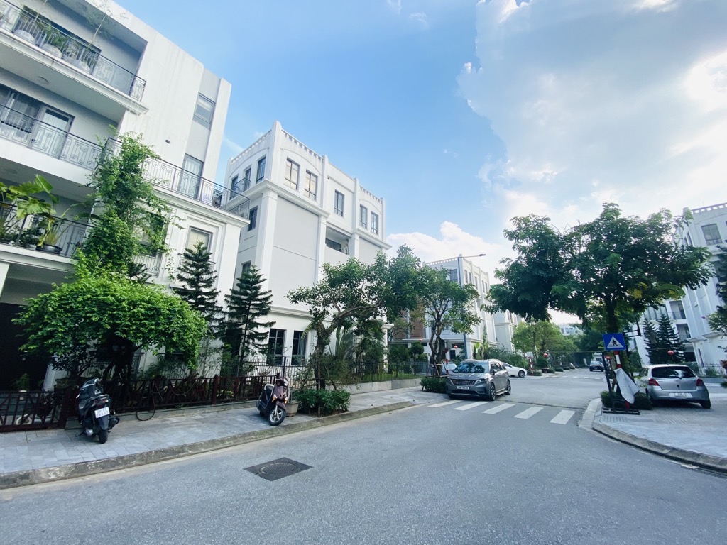 Bán nhà Nguyễn Xiển - diện tích 201.7m2 4 tầng - Villa đẳng cấp - giá 69.5 tỷ