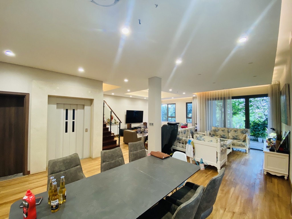 Bán nhà Nguyễn Xiển - diện tích 201.7m2 4 tầng - Villa đẳng cấp - giá 69.5 tỷ