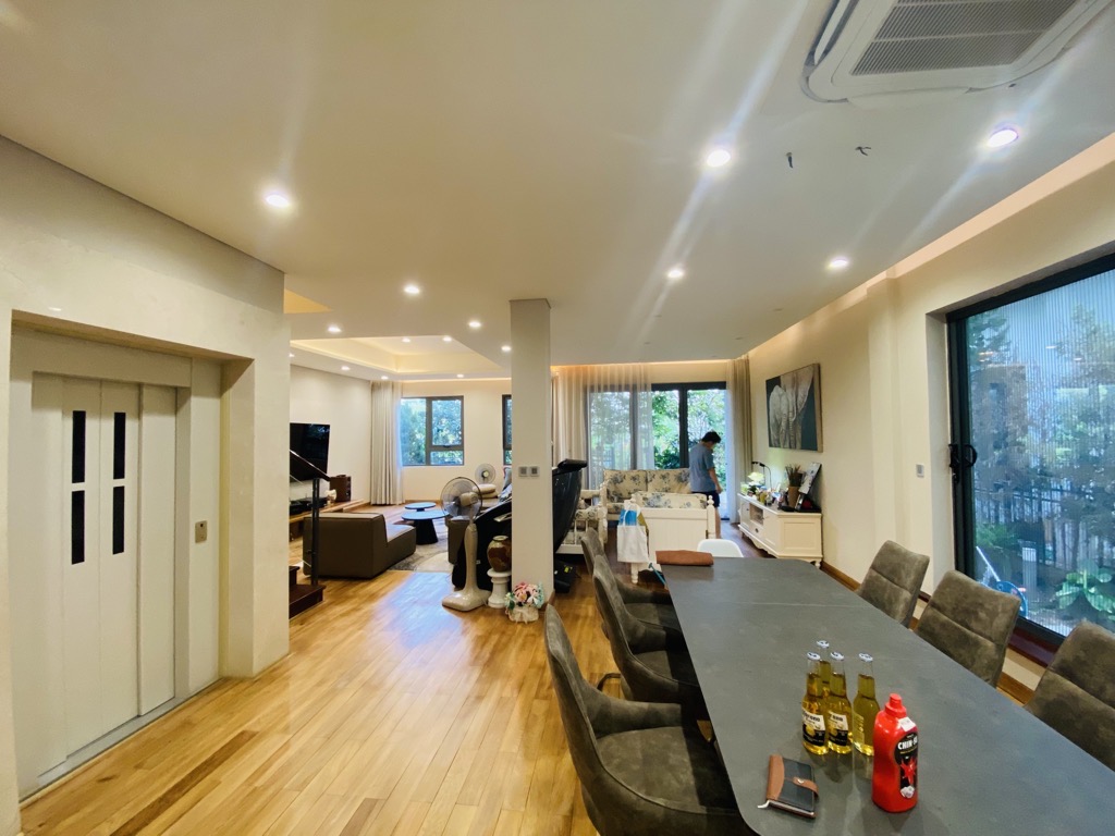 Bán nhà Nguyễn Xiển - diện tích 201.7m2 4 tầng - Villa đẳng cấp - giá 69.5 tỷ