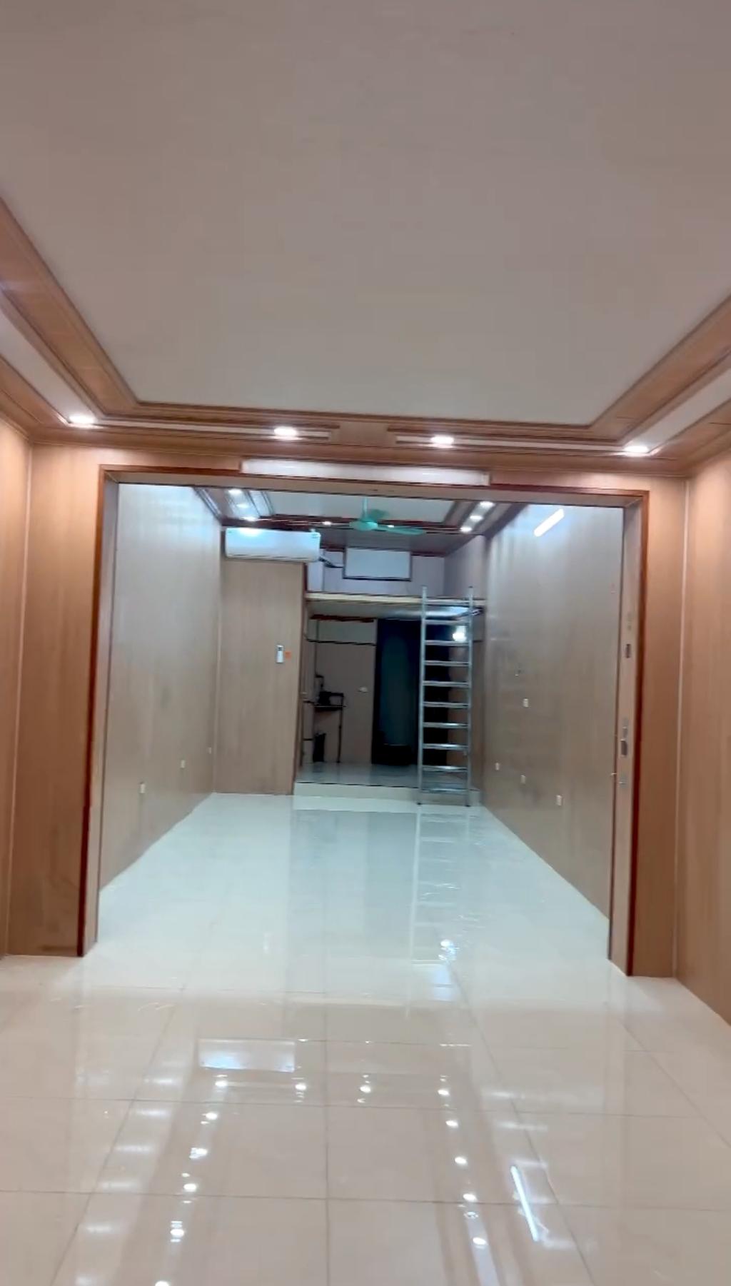 Bán nhà Giải Phóng - diện tích 60m2 2 tầng - Mặt phố, ô tô - giá 19 tỷ