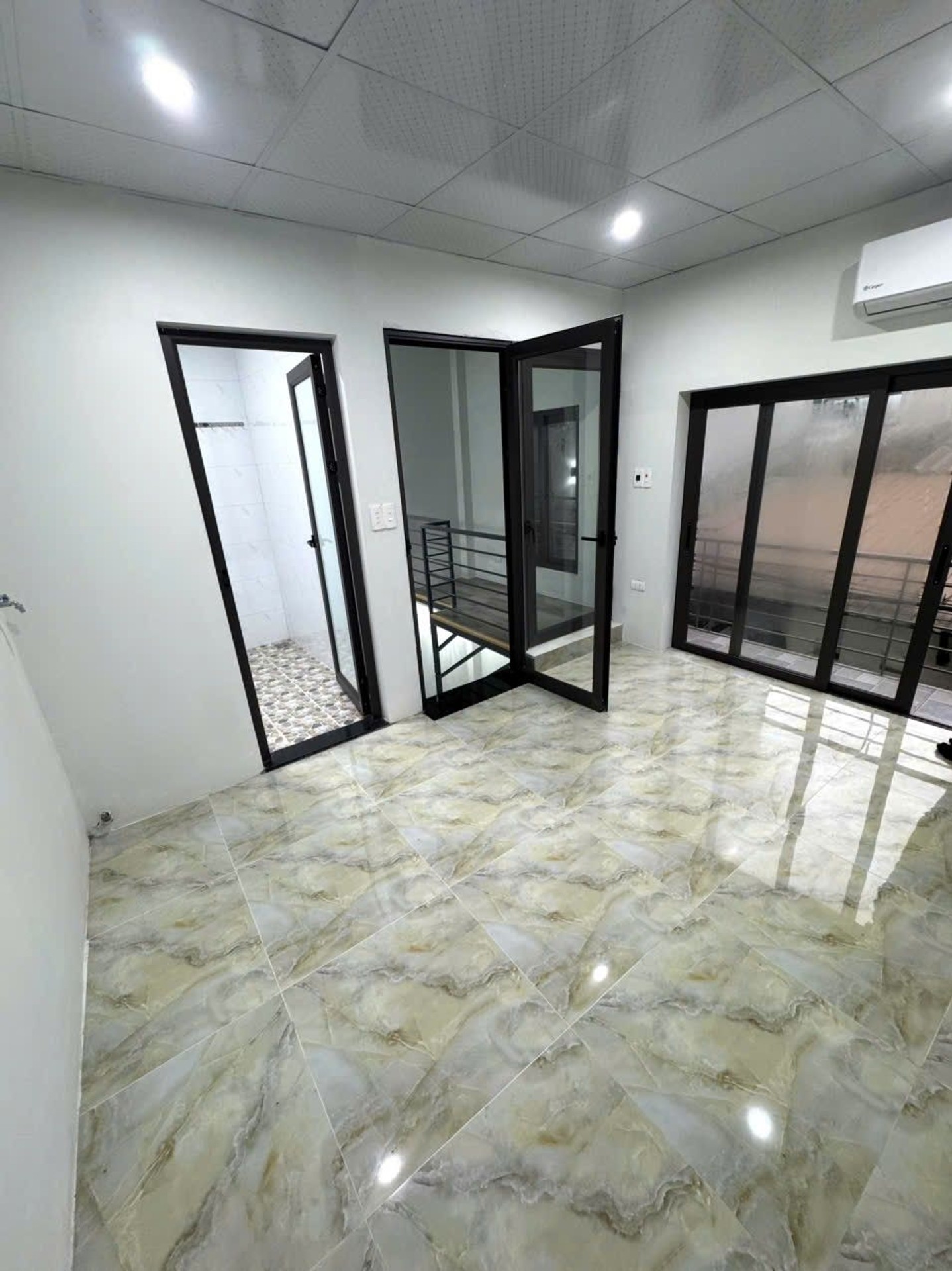 Bán nhà Lĩnh Nam - diện tích 20m2 2 tầng - ô tô đỗ cửa - giá 2,45 tỷ