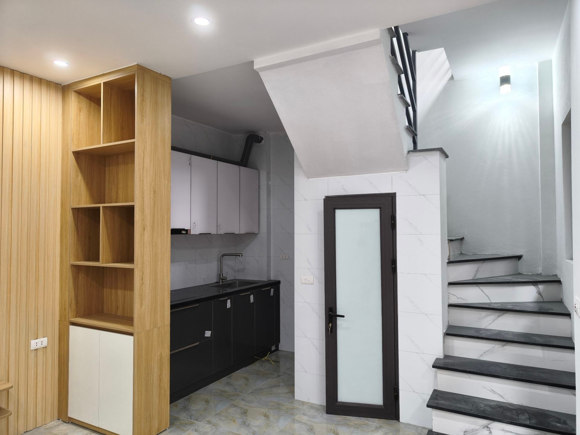 Bán nhà Lĩnh Nam - diện tích 20m2 2 tầng - ô tô đỗ cửa - giá 2,45 tỷ
