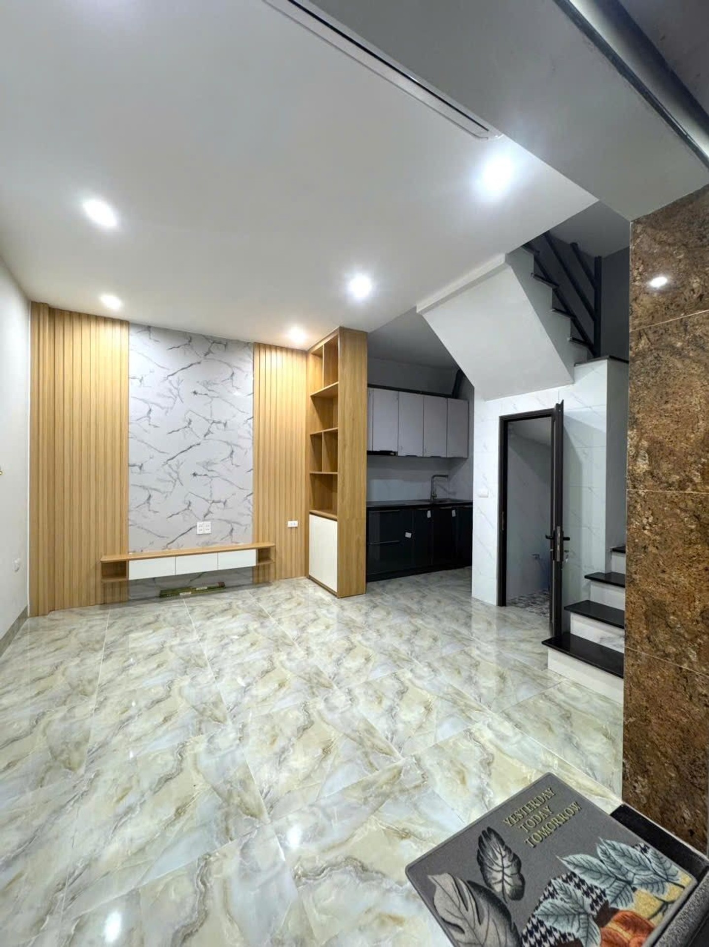 Bán nhà Lĩnh Nam - diện tích 20m2 2 tầng - ô tô đỗ cửa - giá 2,45 tỷ