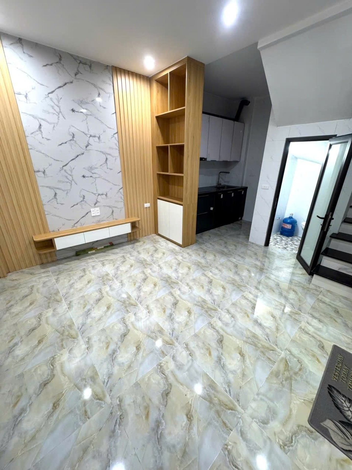 Bán nhà Lĩnh Nam - diện tích 20m2 2 tầng - ô tô đỗ cửa - giá 2,45 tỷ