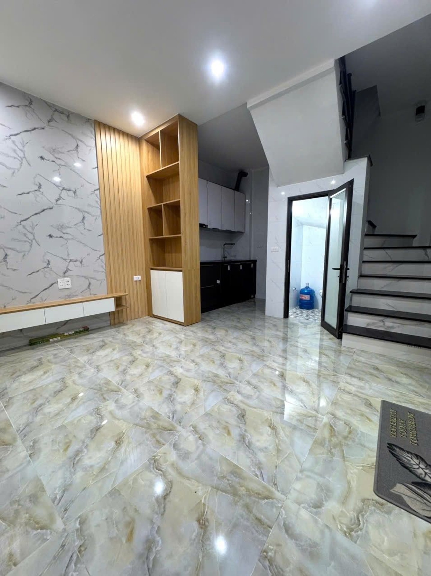 Bán nhà Lĩnh Nam - diện tích 20m2 2 tầng - ô tô đỗ cửa - giá 2,45 tỷ