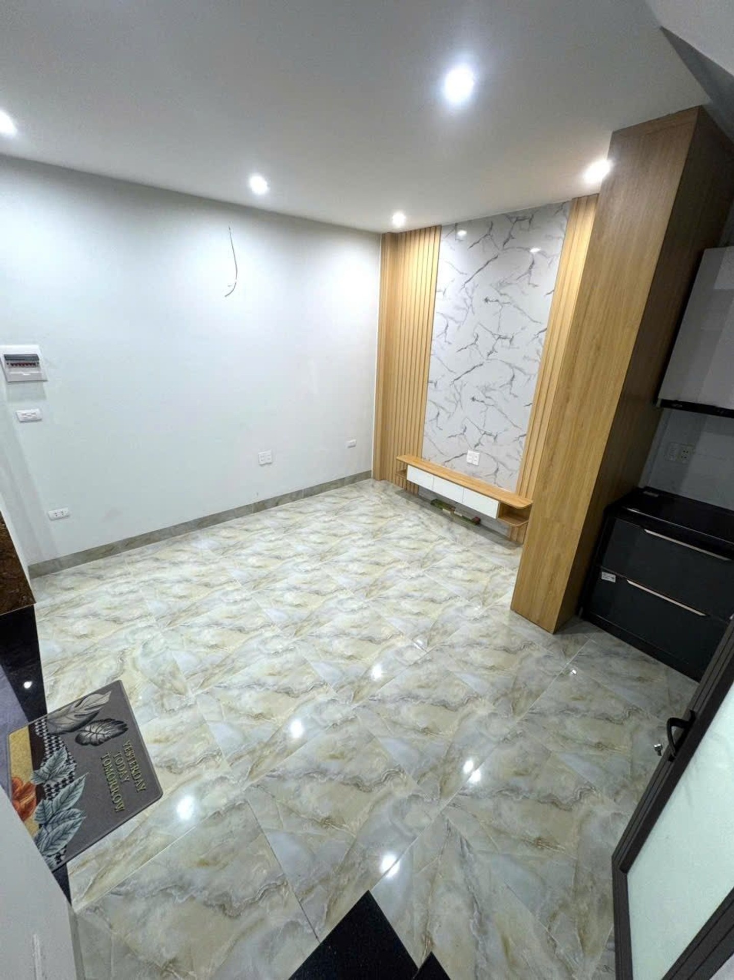 Bán nhà Lĩnh Nam - diện tích 20m2 2 tầng - ô tô đỗ cửa - giá 2,45 tỷ
