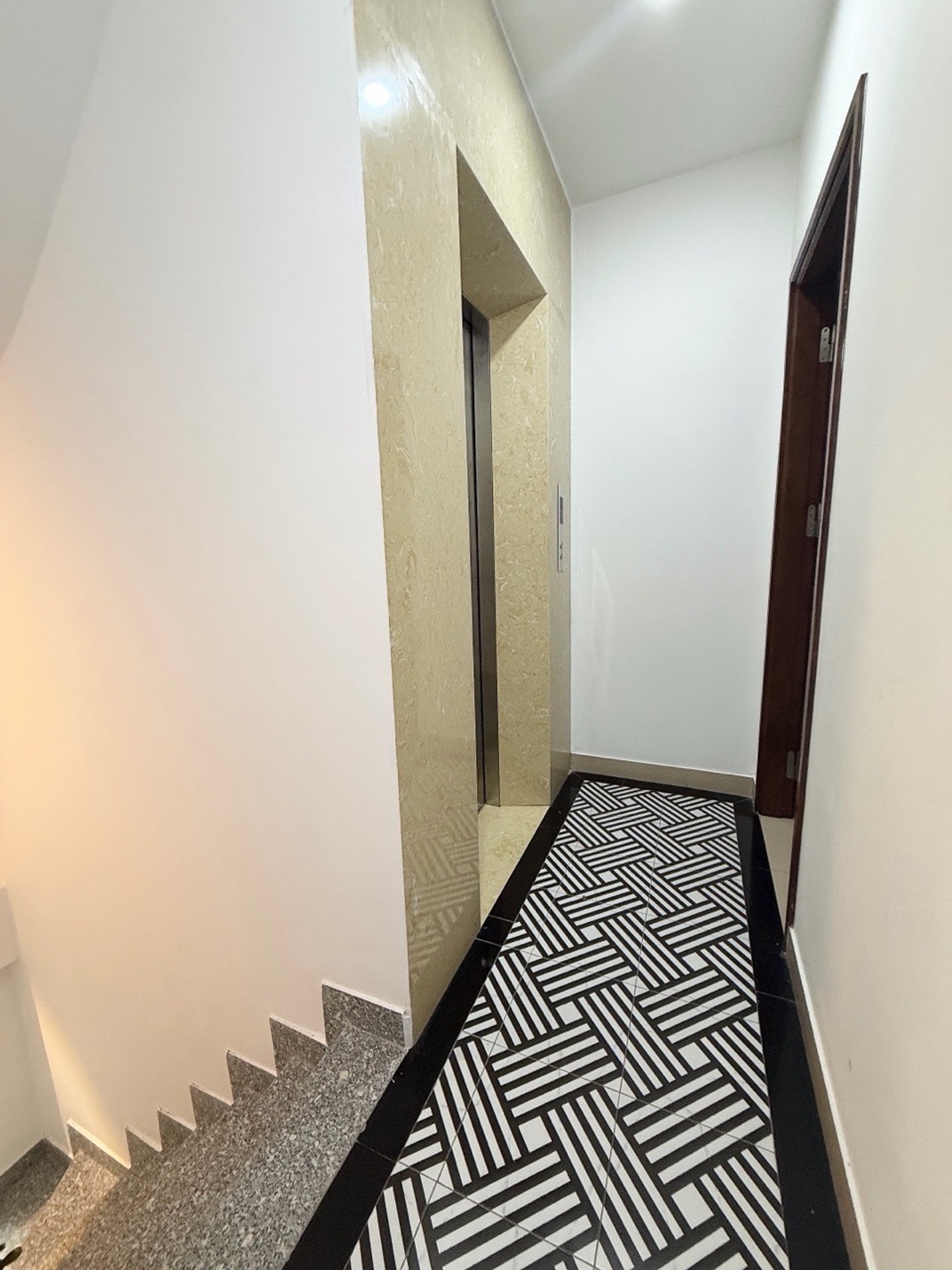 Bán nhà Yên Lạc - diện tích 37m2 6 tầng - thang máy, full nội thất - giá 13,5 tỷ