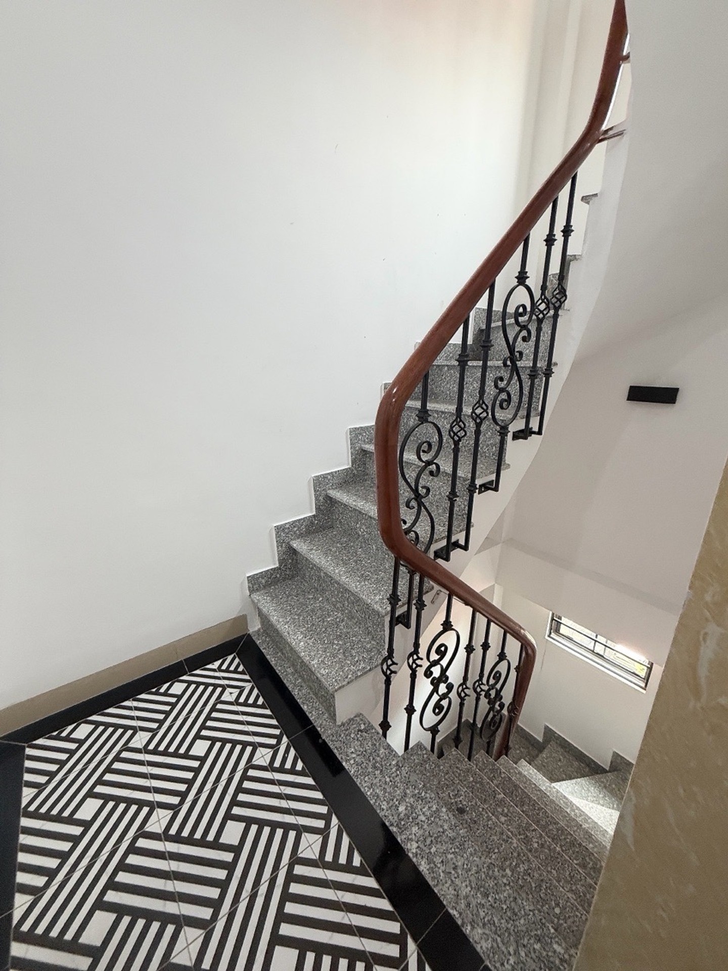 Bán nhà Yên Lạc - diện tích 37m2 6 tầng - thang máy, full nội thất - giá 13,5 tỷ